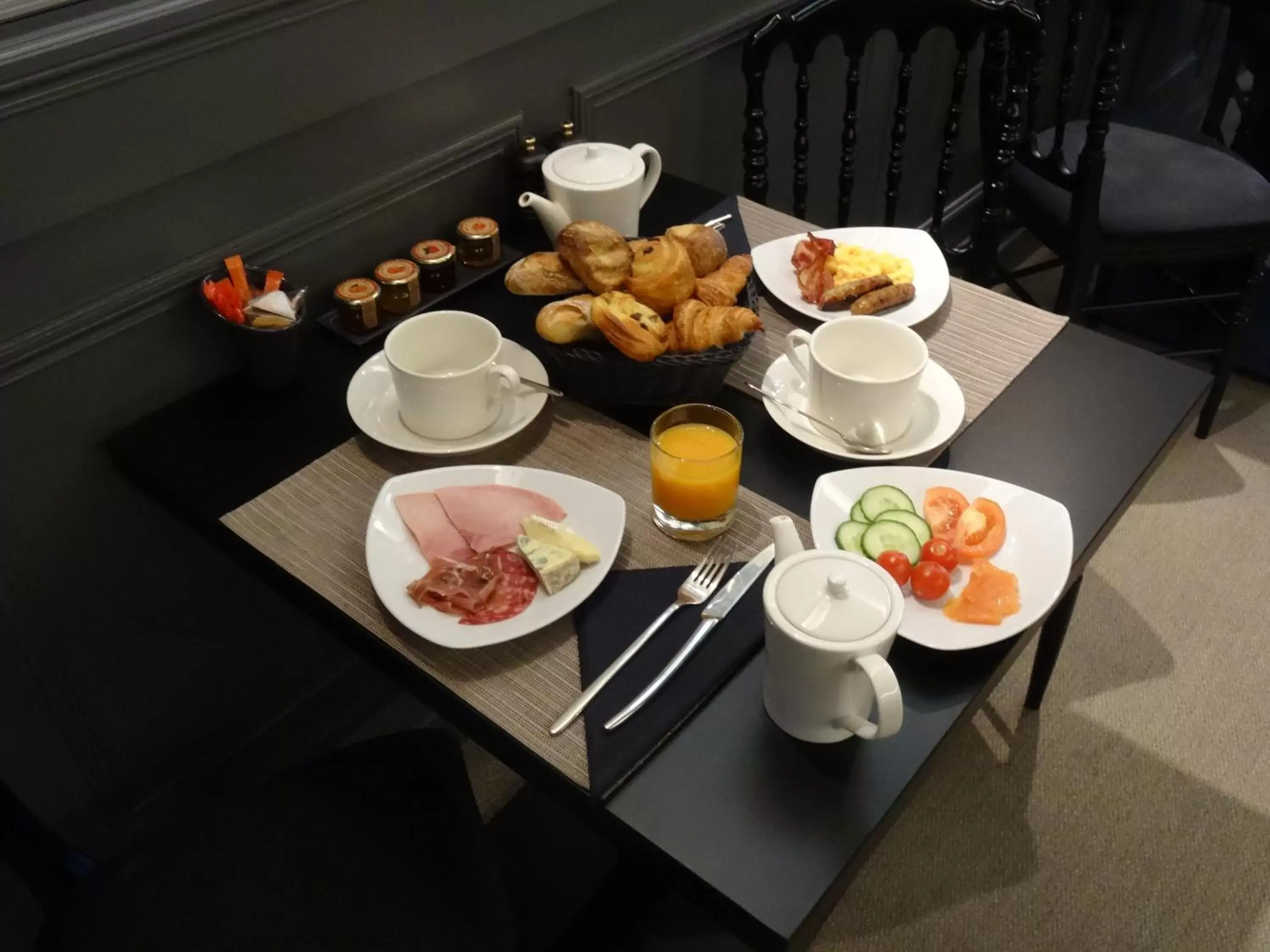 Food and drinks in Hotel Claridge Paris