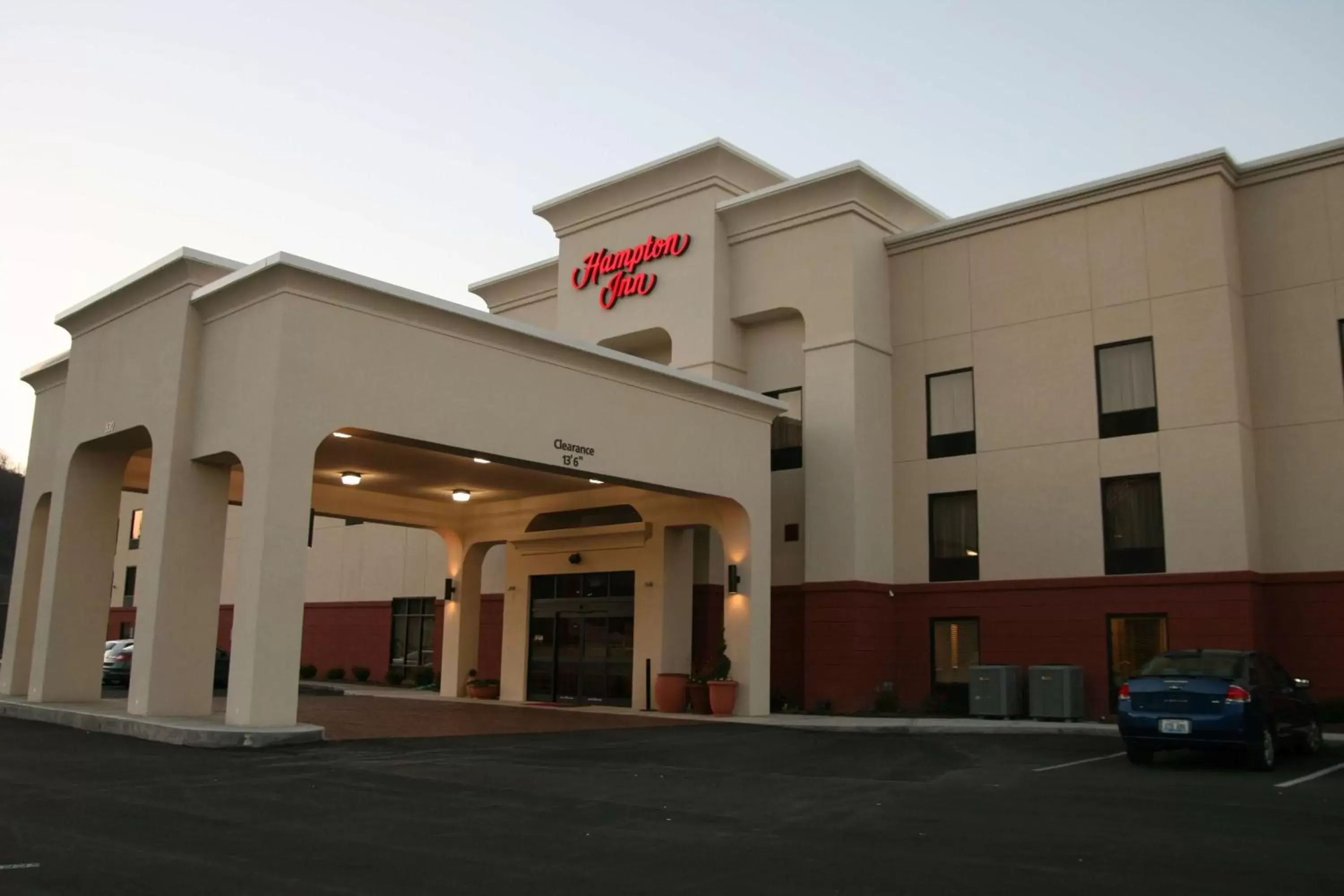 Property Building in Hampton Inn Williamsburg