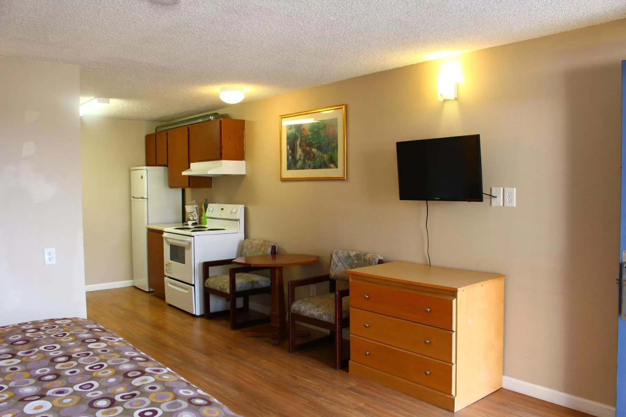 TV and multimedia, TV/Entertainment Center in Days Inn by Wyndham Lakewood South Tacoma