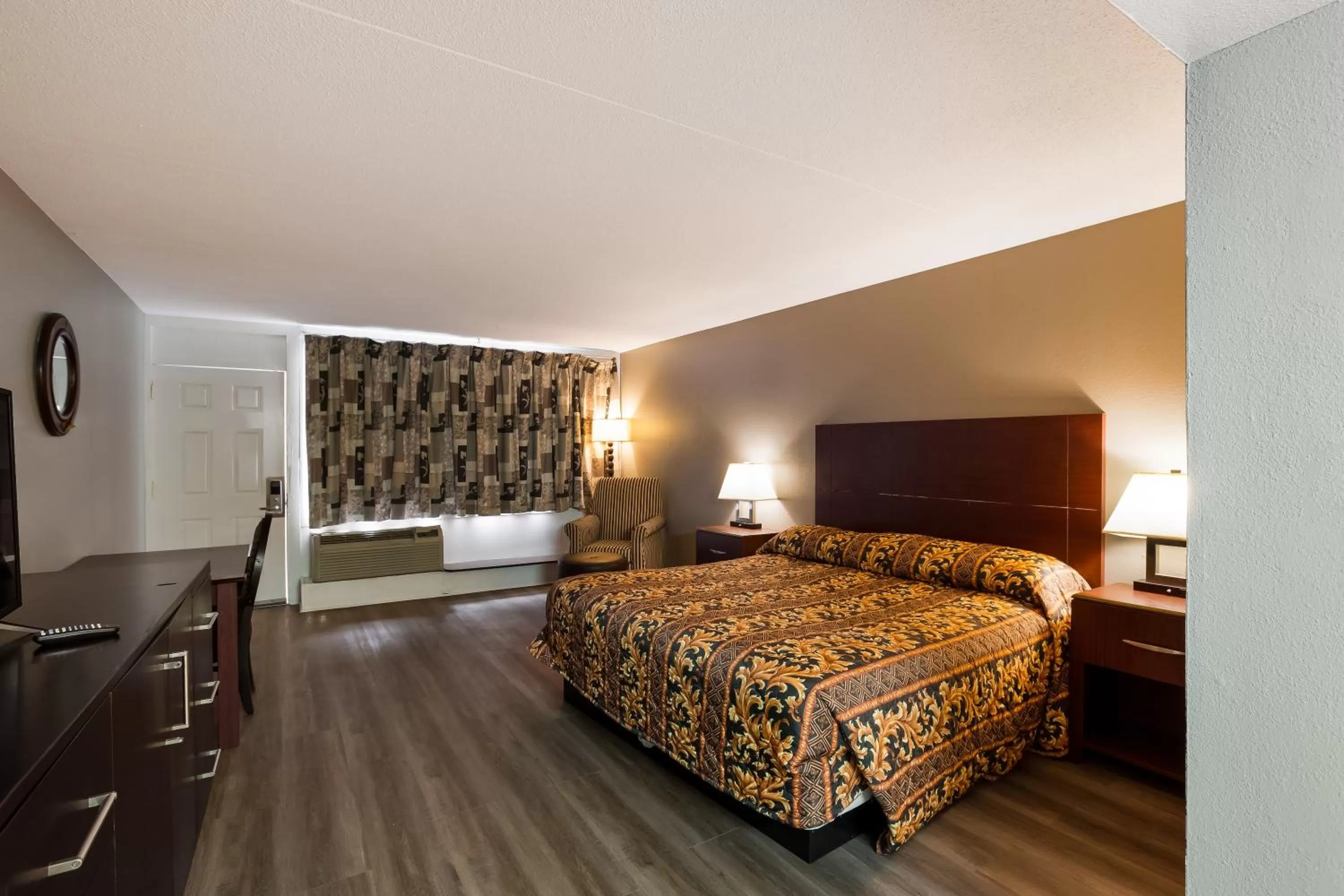 Bed in Knights Inn Fayetteville - Fort Bragg