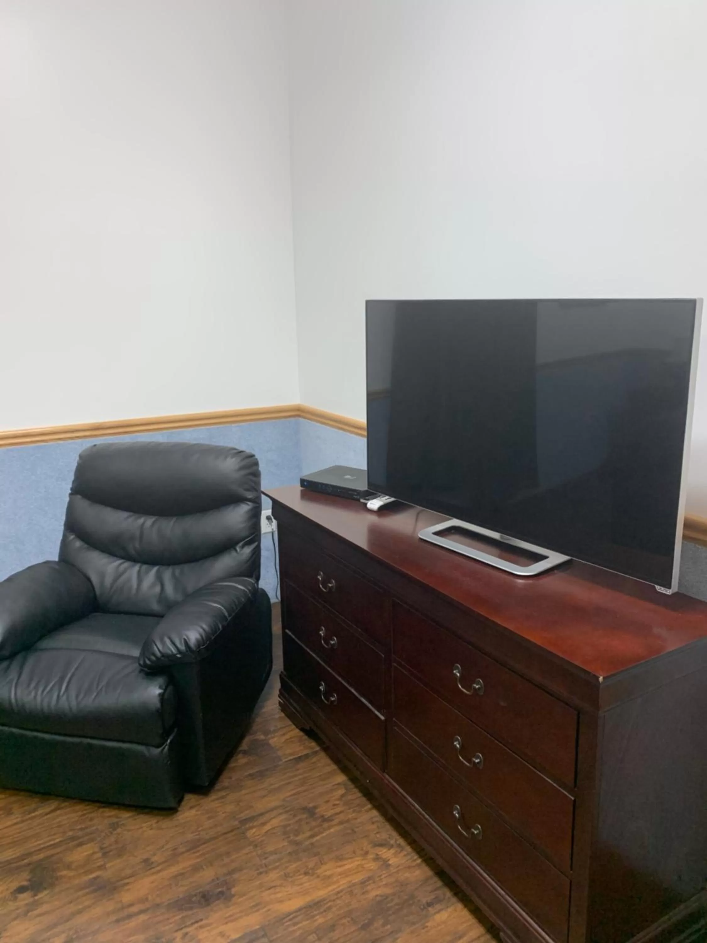 Standard Queen Room in Zion's Most Wanted Hotel