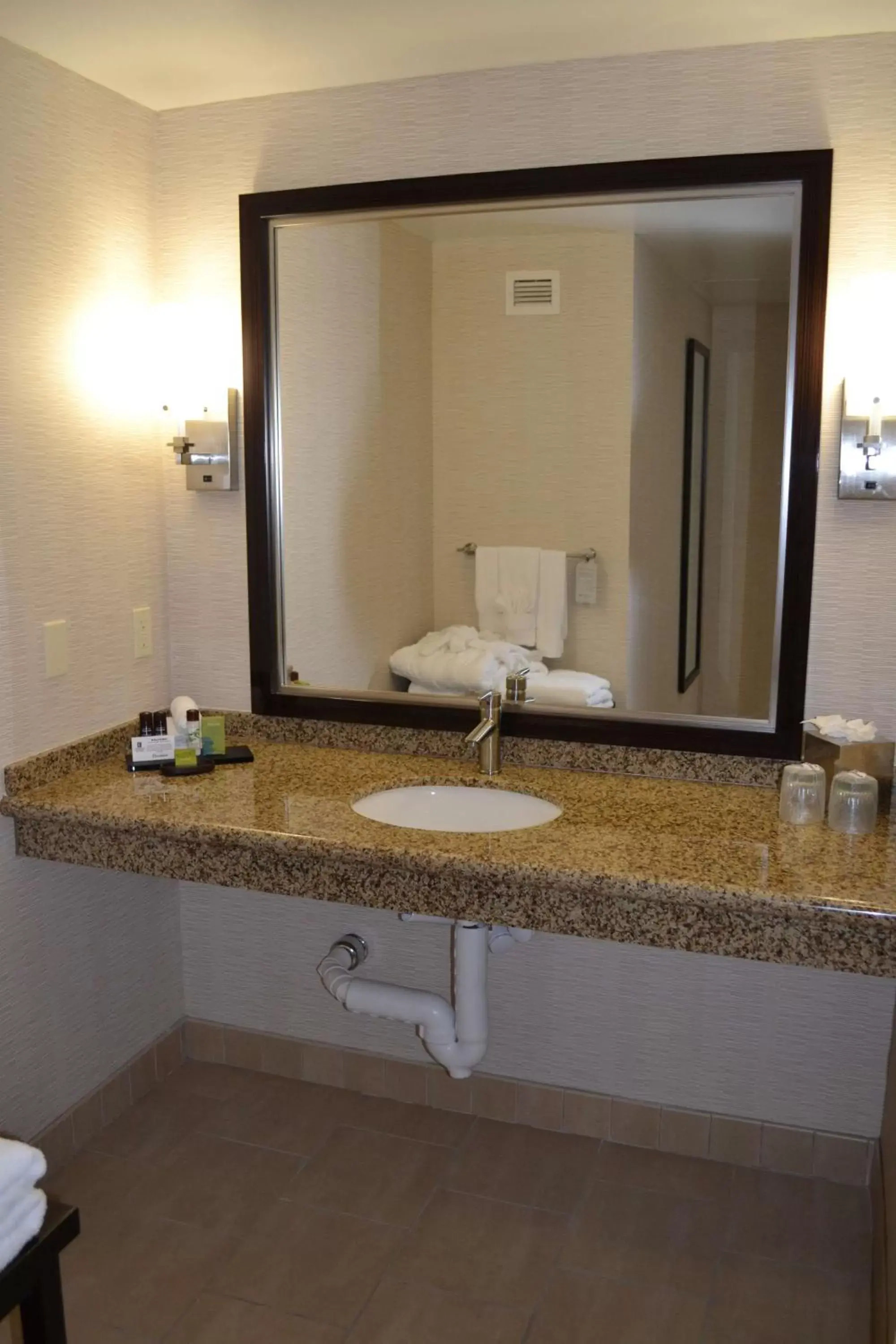 Bathroom in Embassy Suites Palmdale