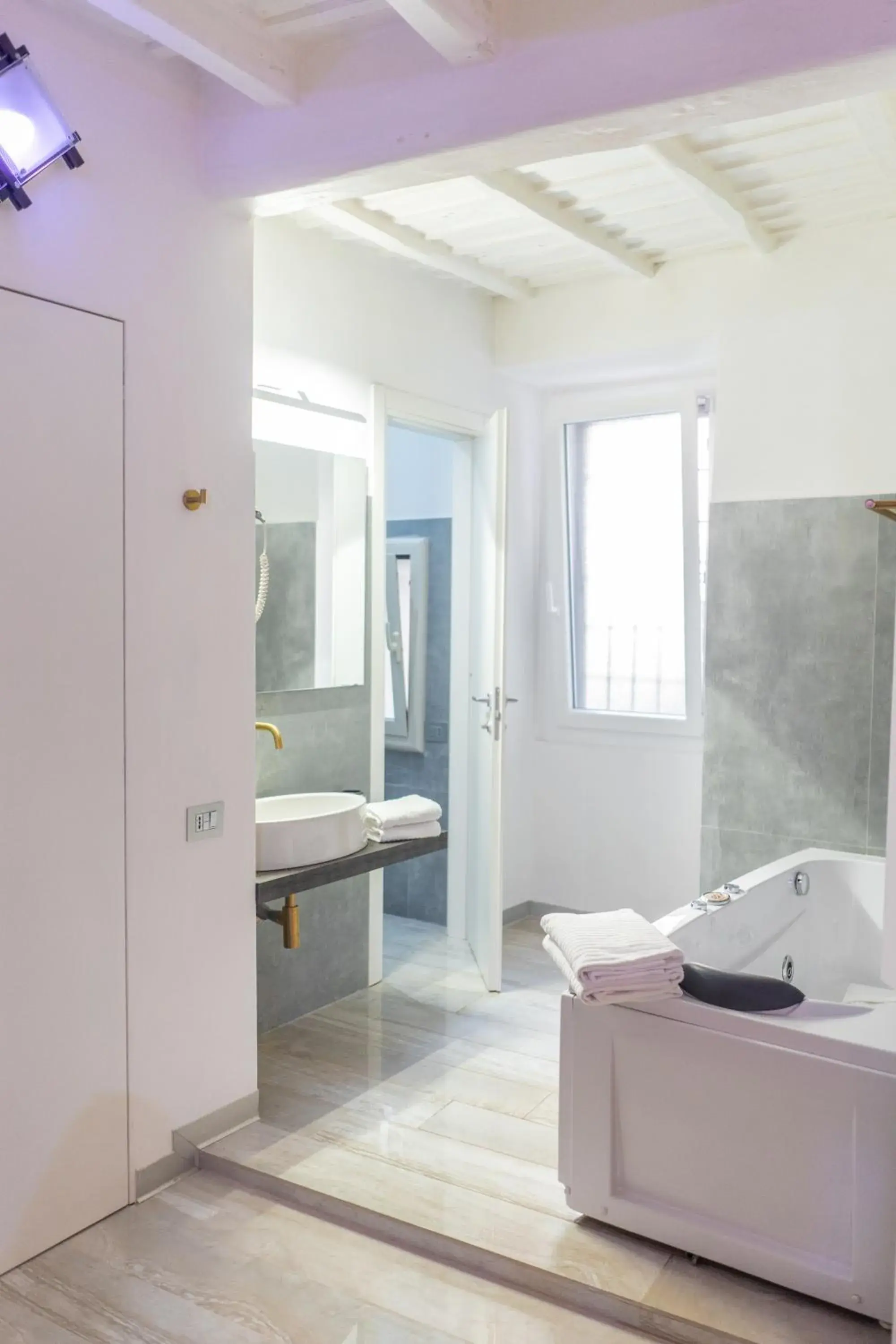 Hot Tub, Bathroom in iRooms - Spanish Steps