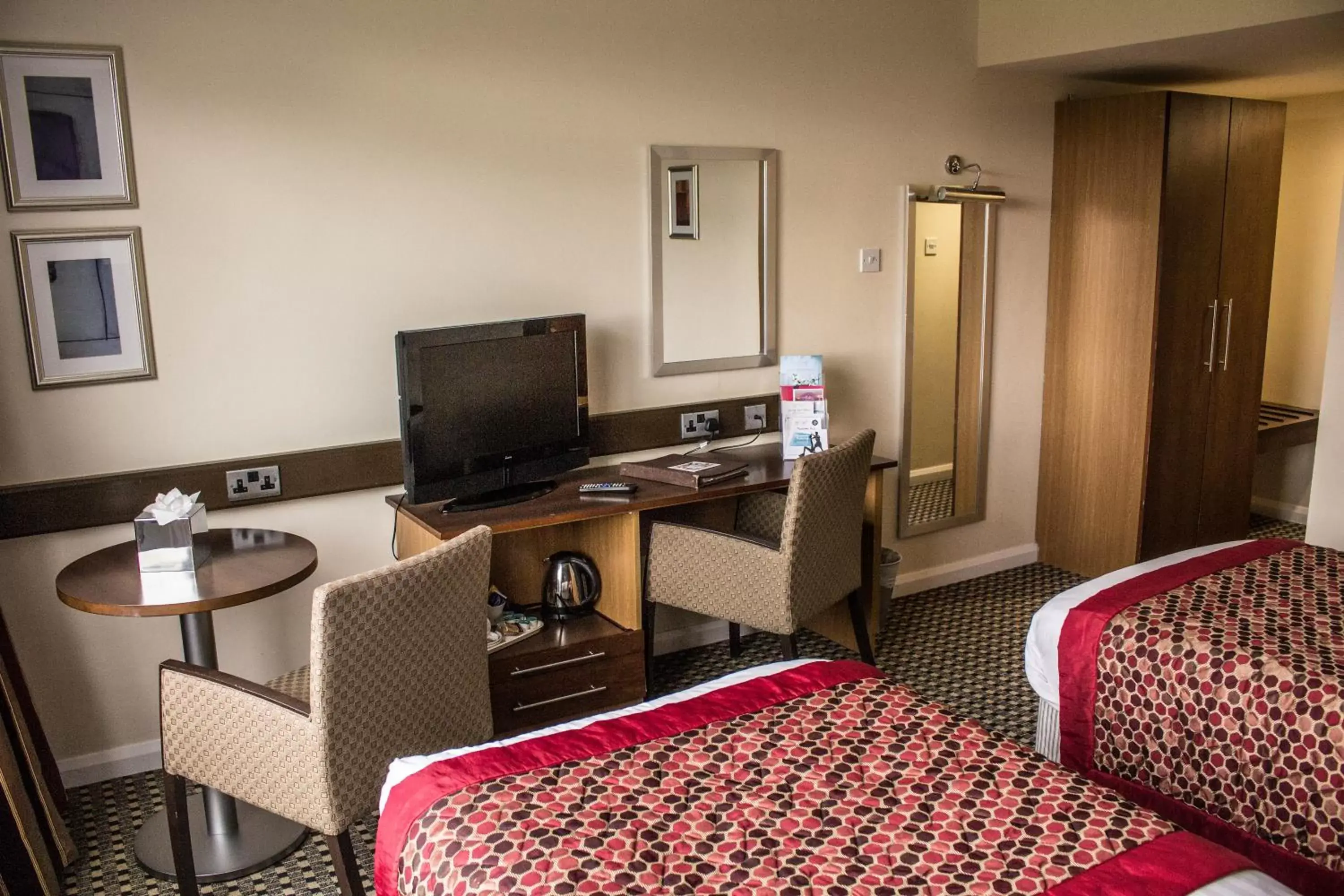 Bed, TV/Entertainment Center in Park Hall Hotel and Spa Wolverhampton