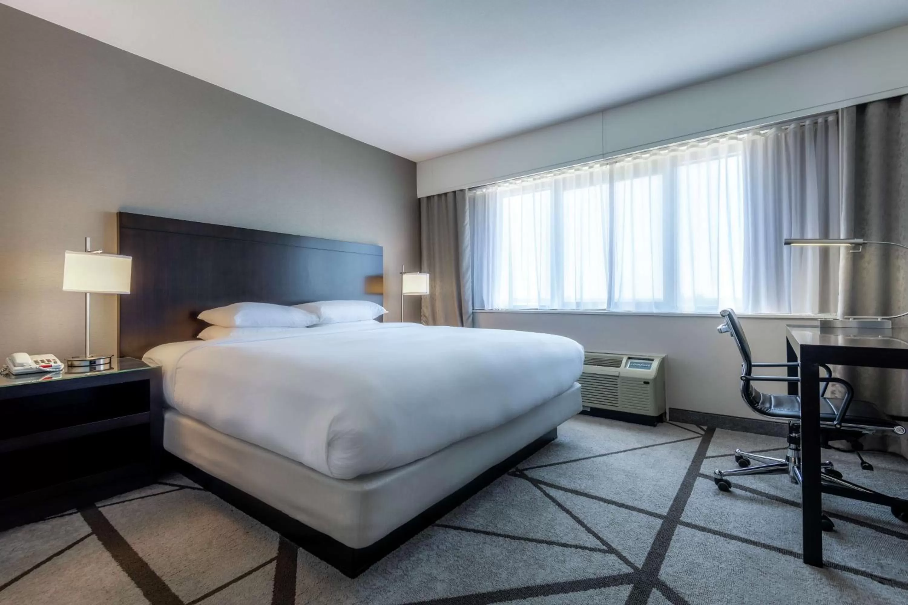 Bed in DoubleTree by Hilton Los Angeles Norwalk