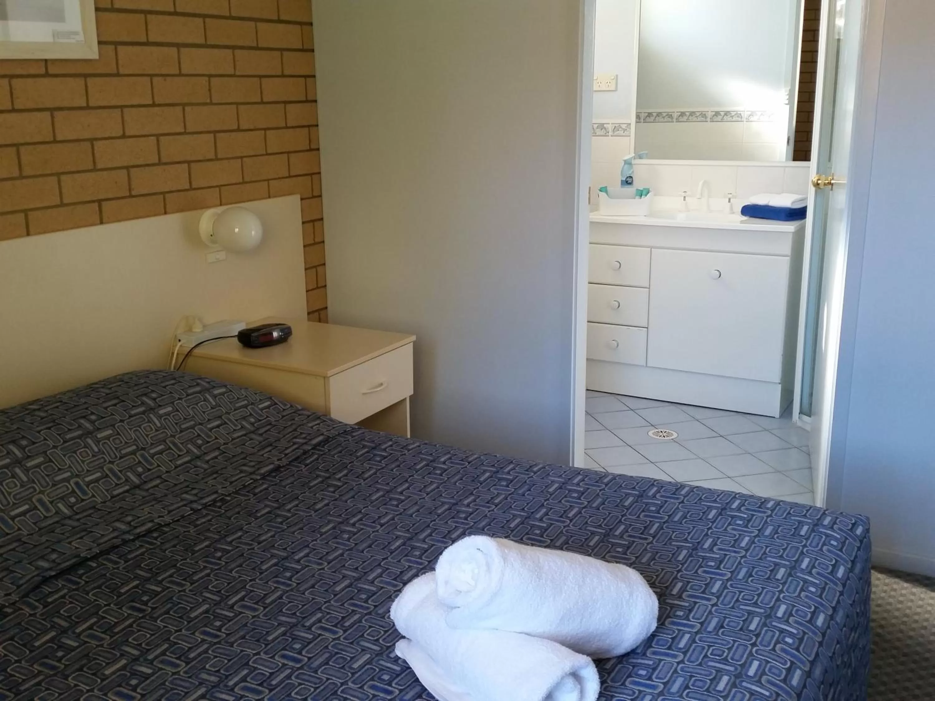 One-Bedroom Apartment - Top Floor in Dolphins Motel