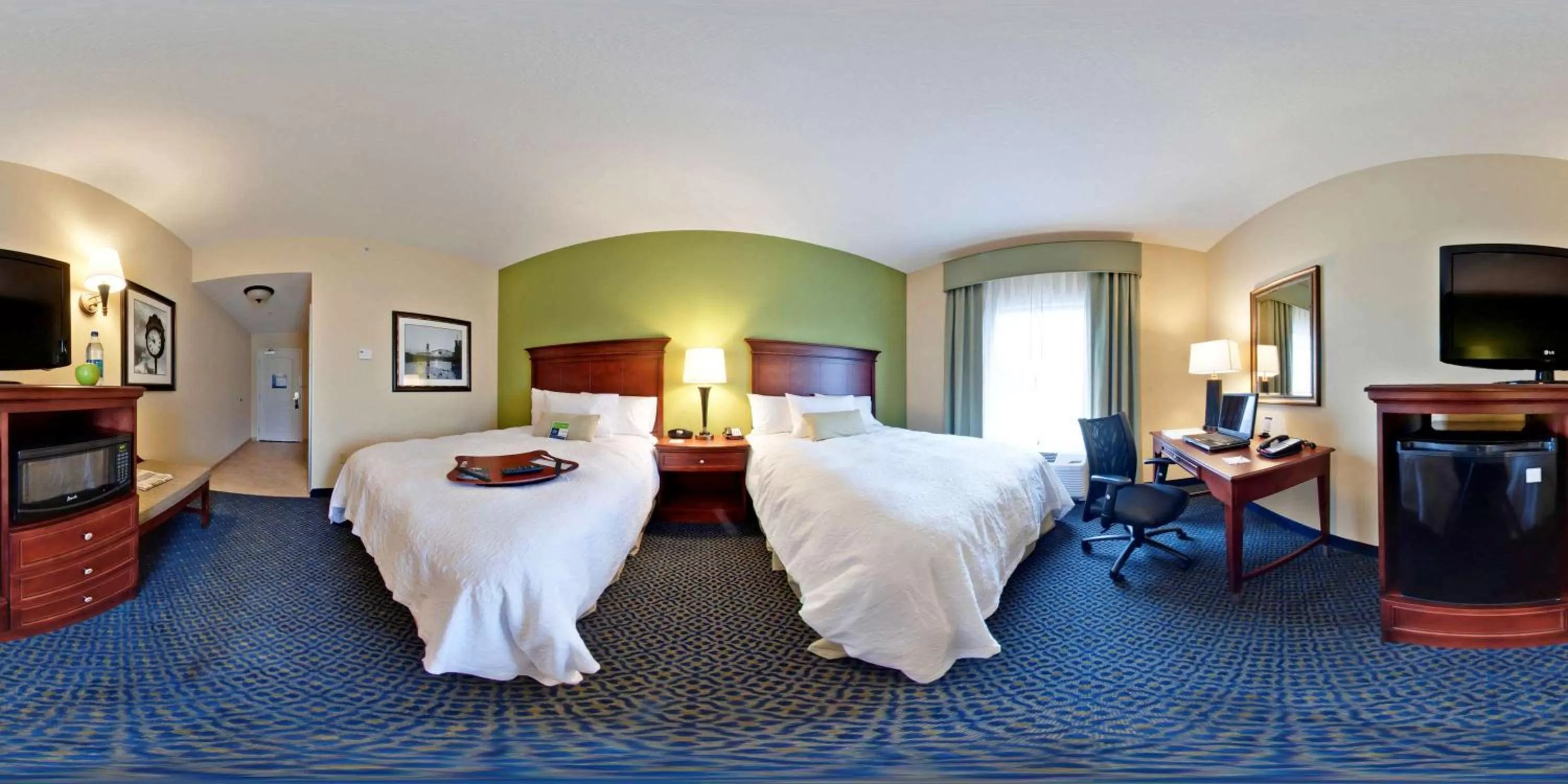 Bed in Hampton Inn Jackson-College Avenue