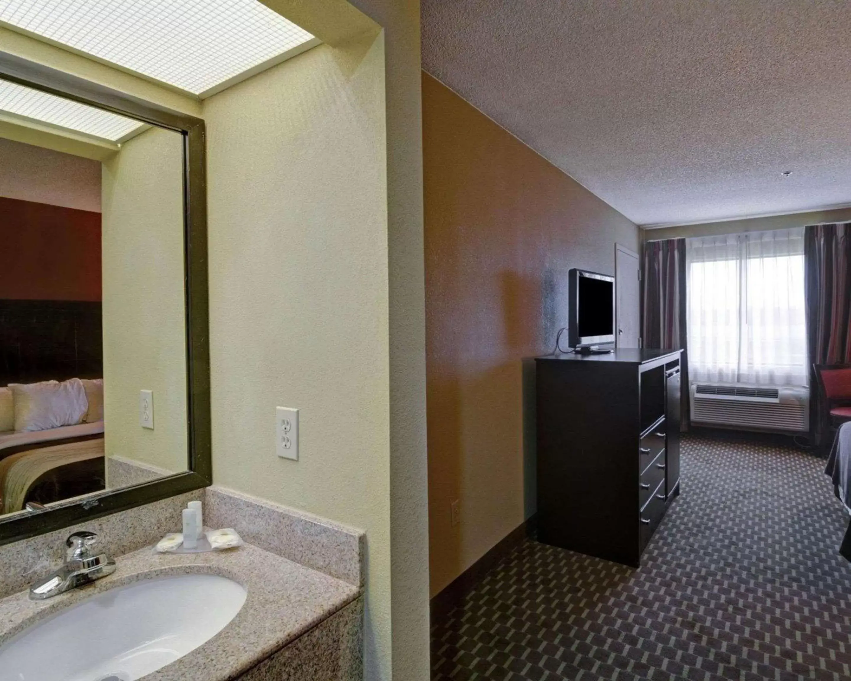 Bathroom in Quality Inn & Suites Pine Bluff AR