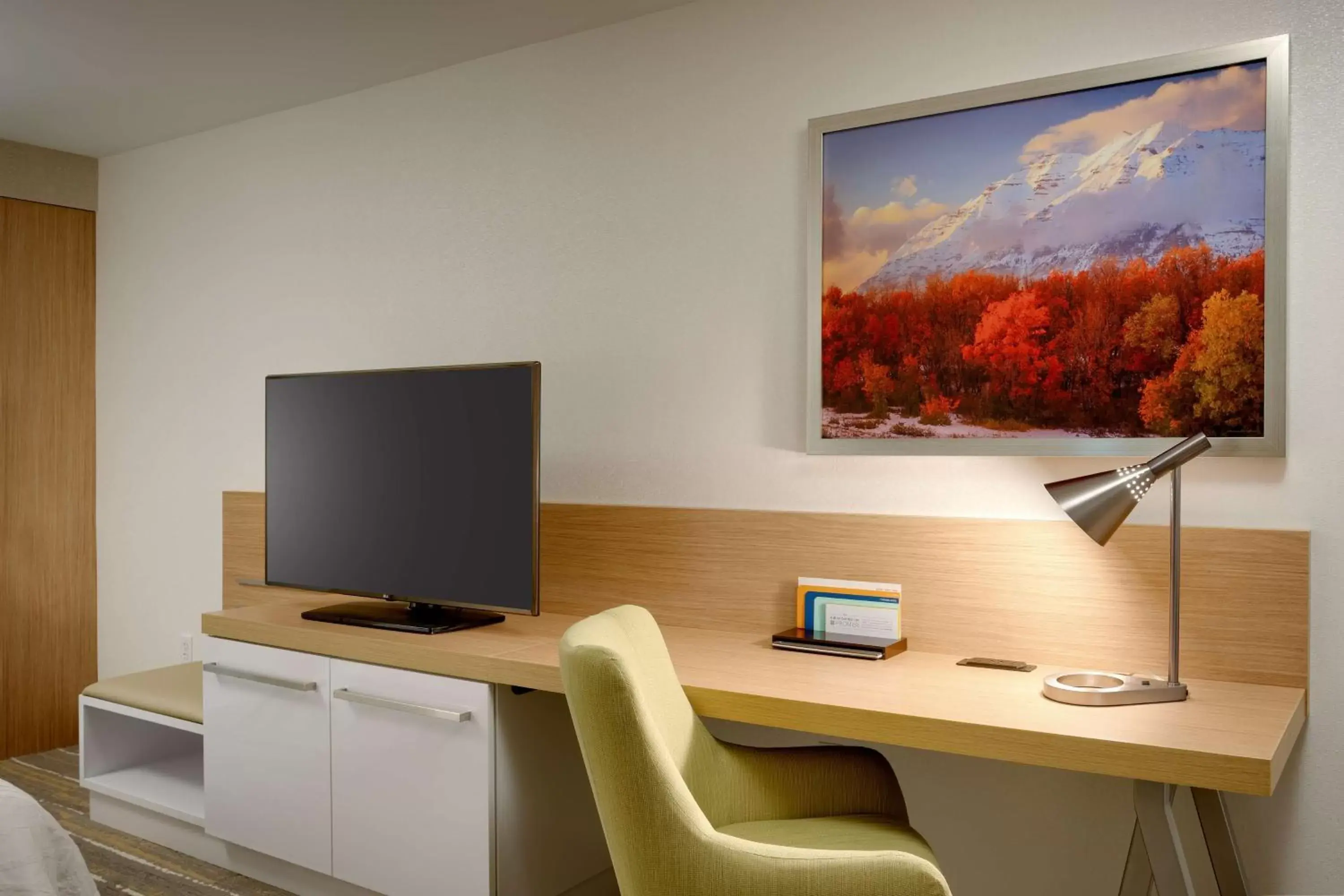 Bedroom, TV/Entertainment Center in Hilton Garden Inn Lehi