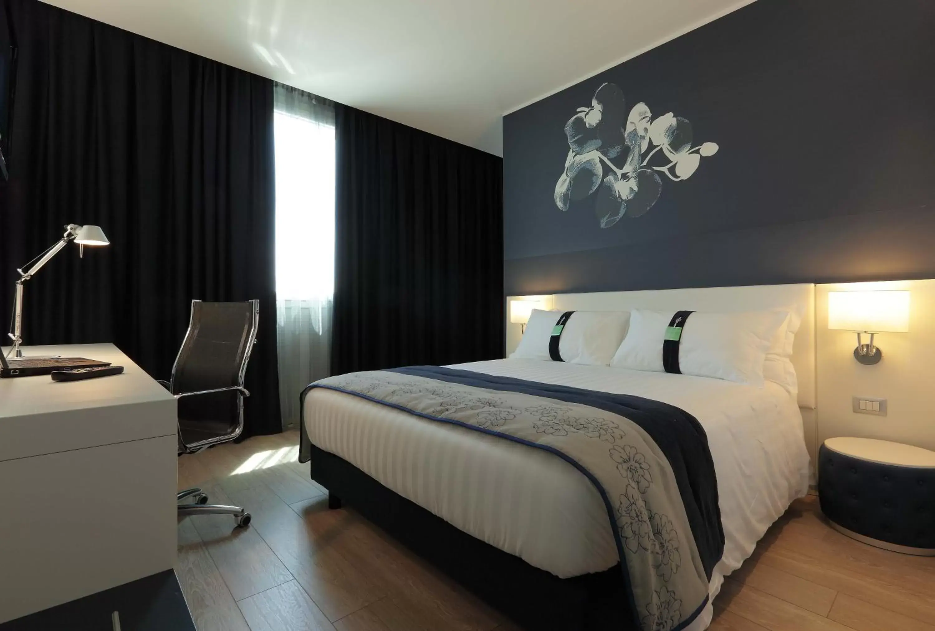 Bedroom, Bed in Holiday Inn Milan Nord Zara, an IHG Hotel