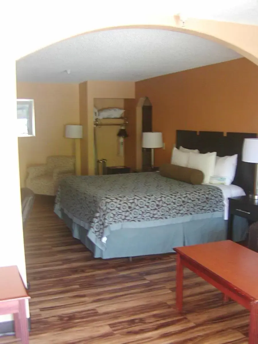 Photo of the whole room, Bed in Days Inn by Wyndham Marietta White Water