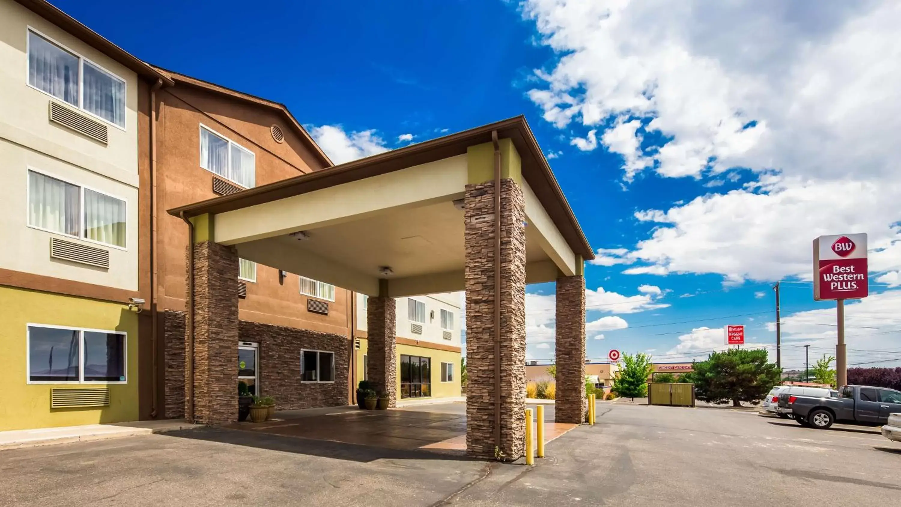 Property building in Best Western Plus the Four Corners Inn