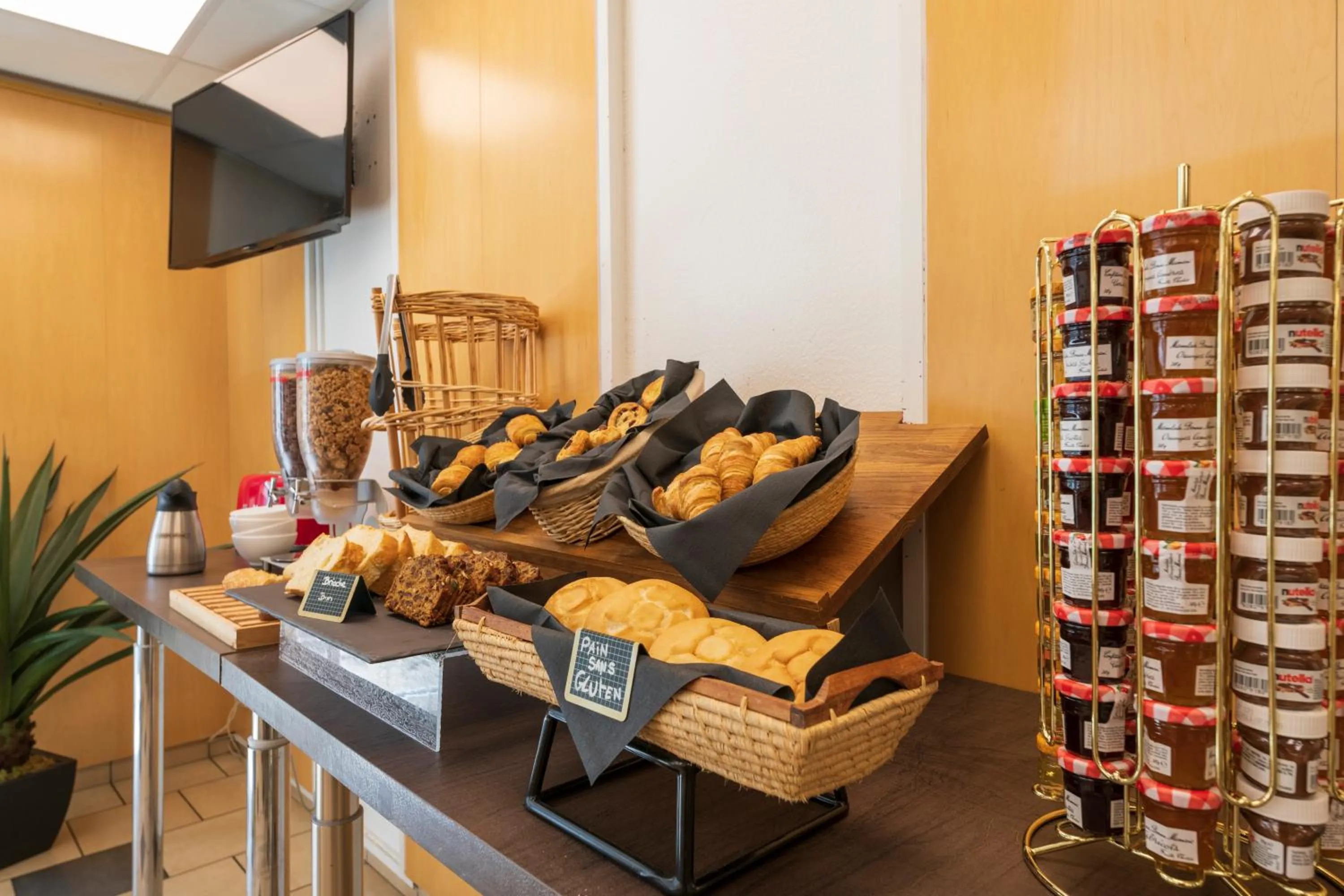 Breakfast in Hotel Cerise Chatou