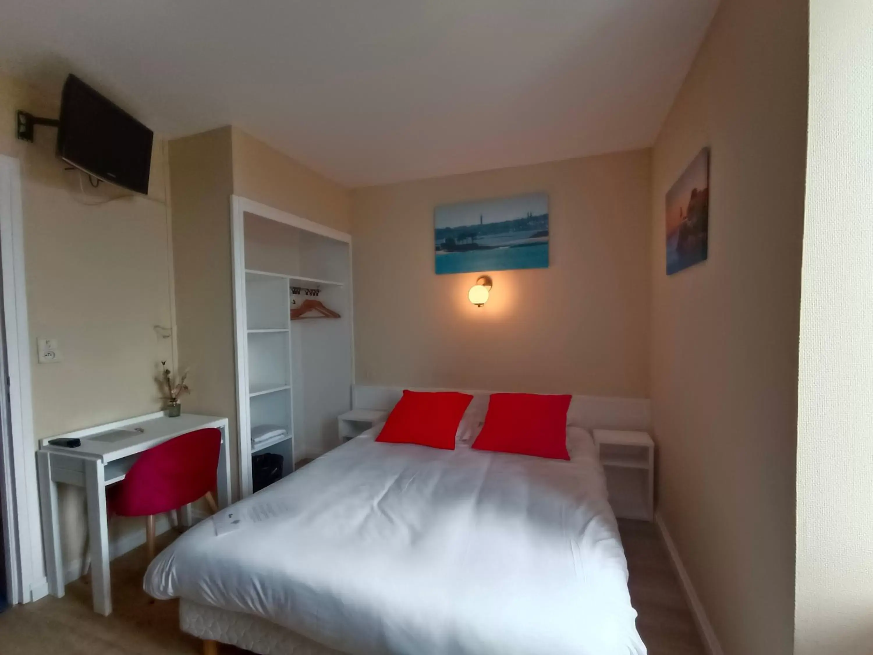 Bedroom, Bed in Hôtel de la Mairie