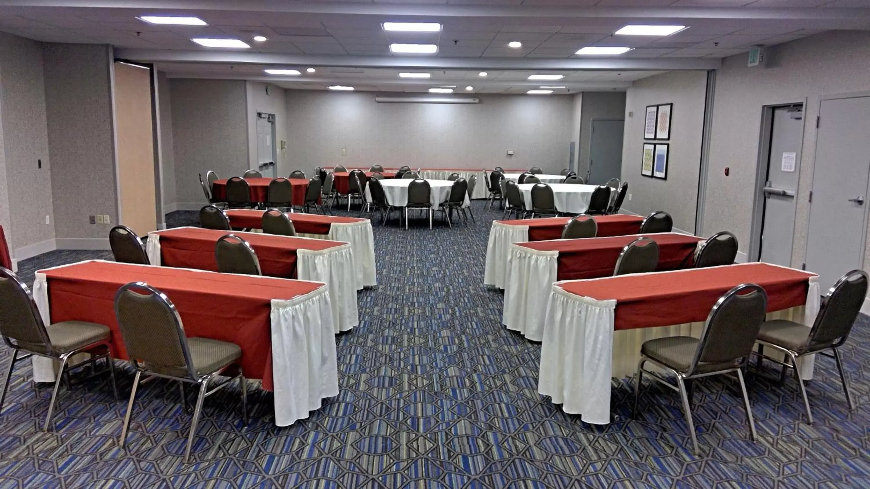 Meeting/conference room in Holiday Inn Express & Suites Tracy, an IHG Hotel