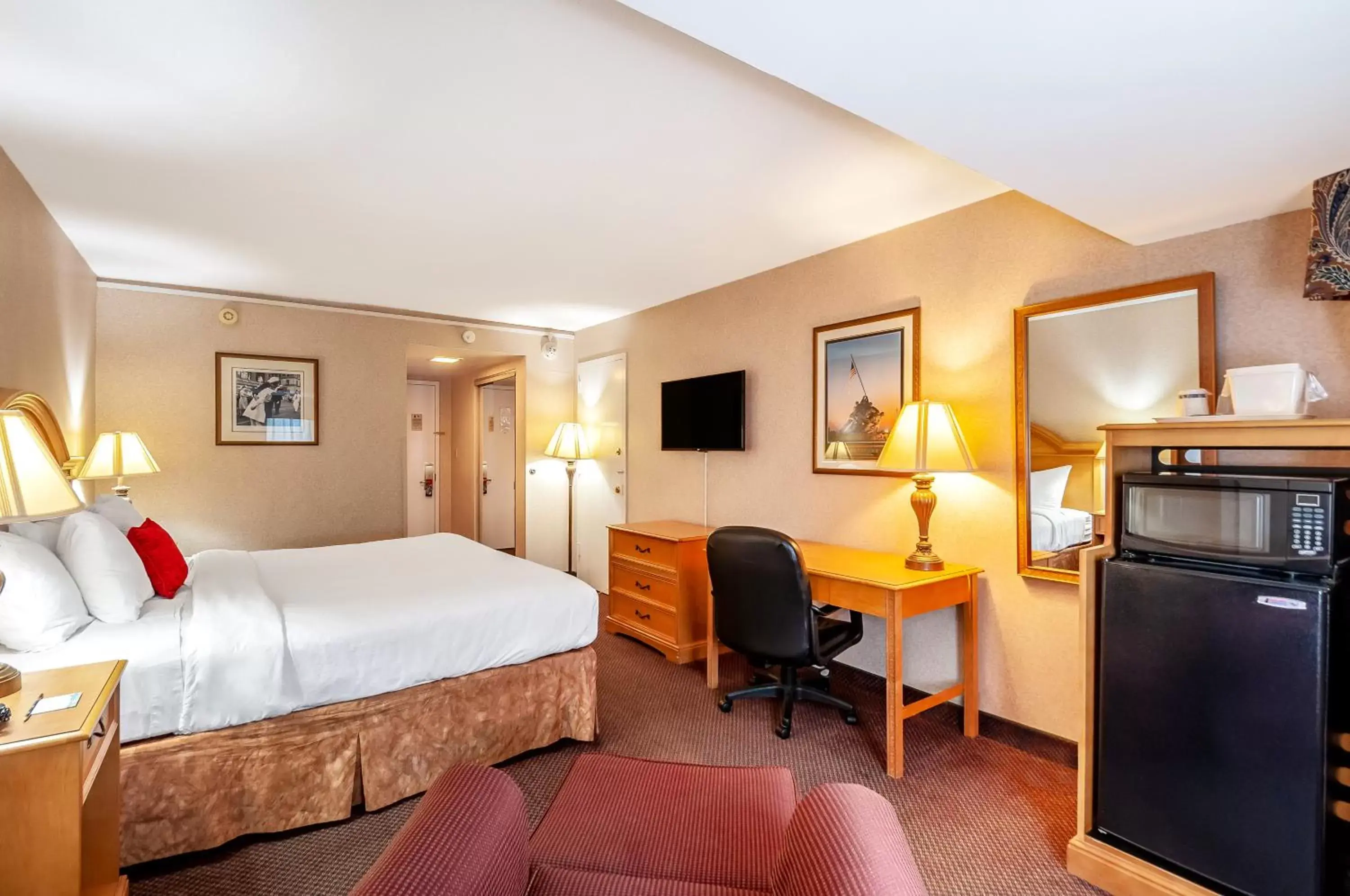 Bedroom in Red Lion Hotel Rosslyn Iwo Jima