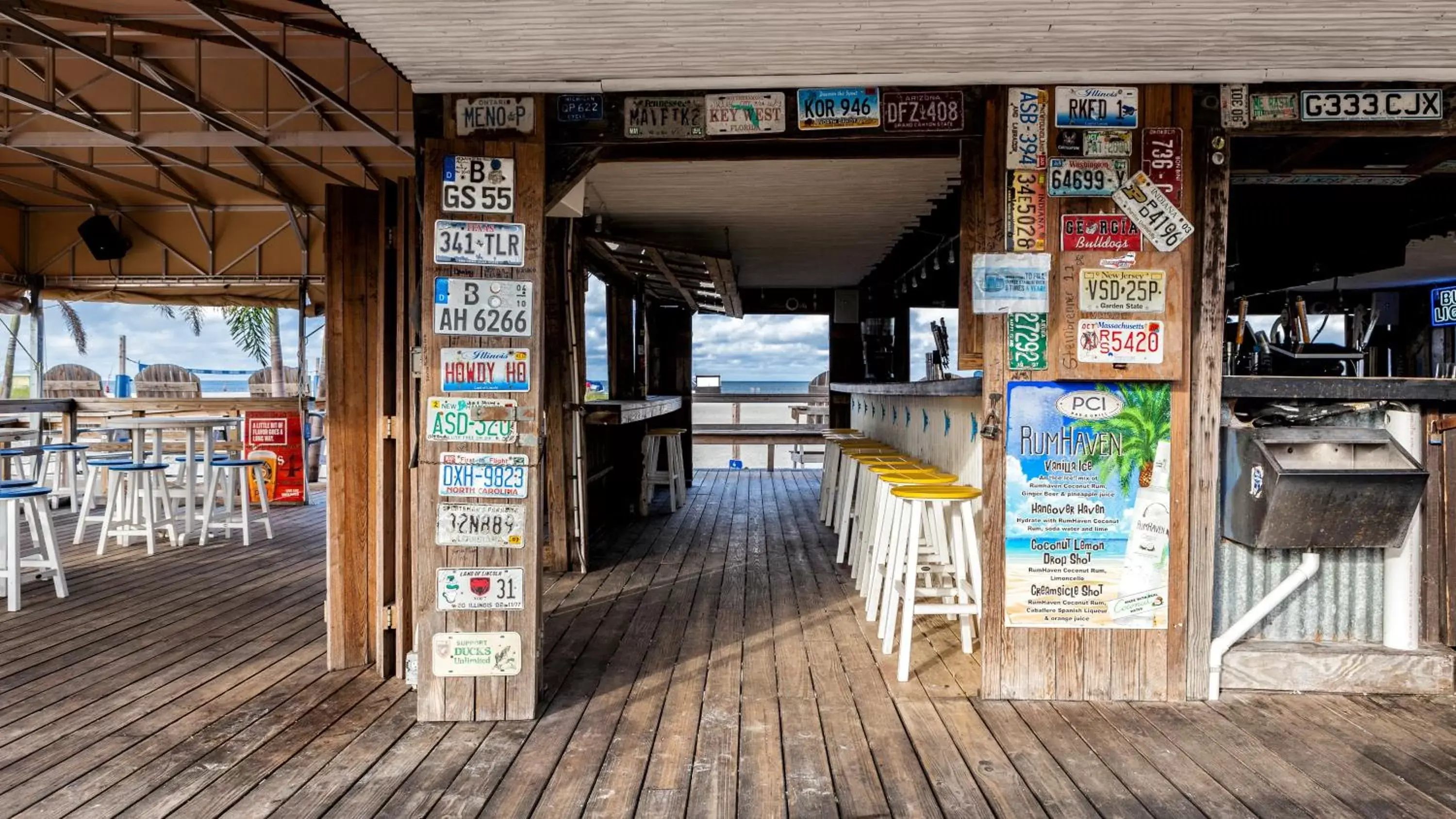Lounge or bar in Postcard Inn On The Beach