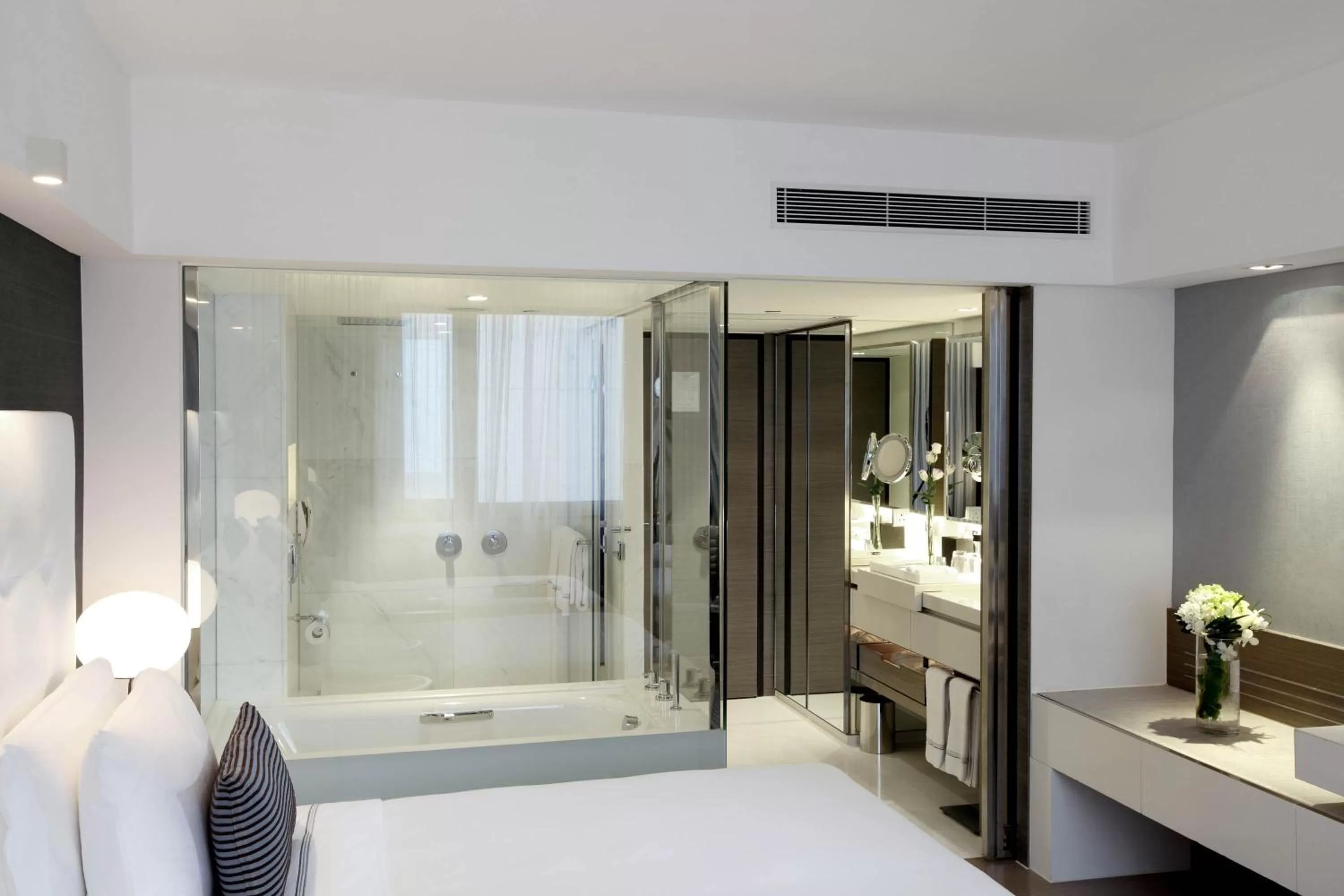 Bathroom, Bed in The Mira Hong Kong