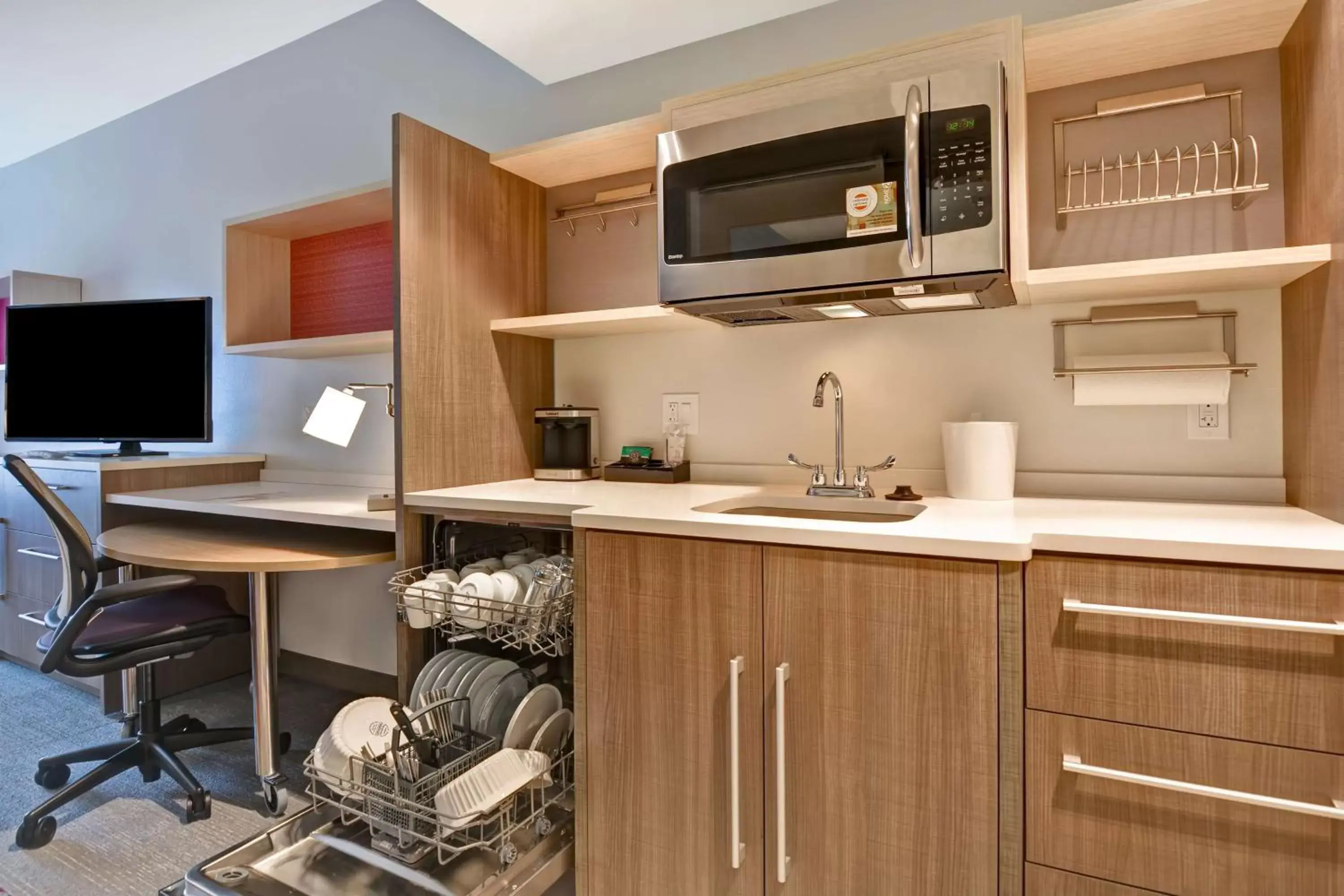 Kitchen or kitchenette, Kitchen/Kitchenette in Home2 Suites By Hilton Naples I-75 Pine Ridge Road