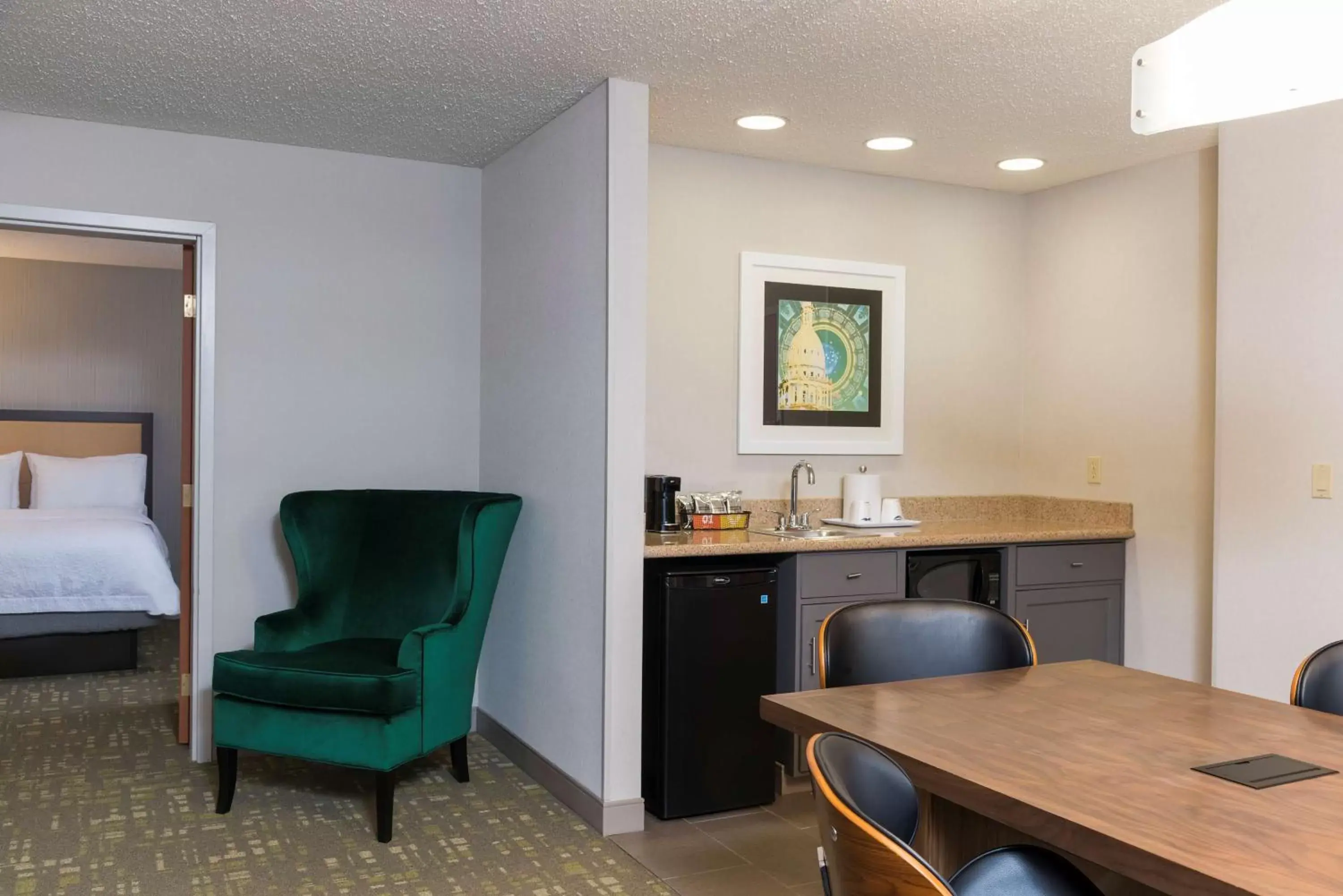 Kitchen or kitchenette, Seating Area in Hampton Inn & Suites East Lansing