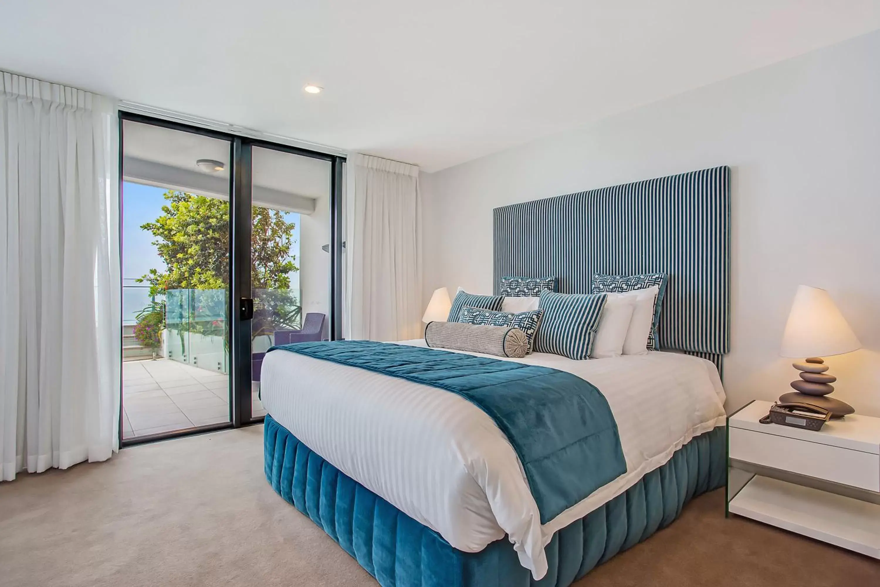 Bedroom, Bed in Peppers Soul Surfers Paradise