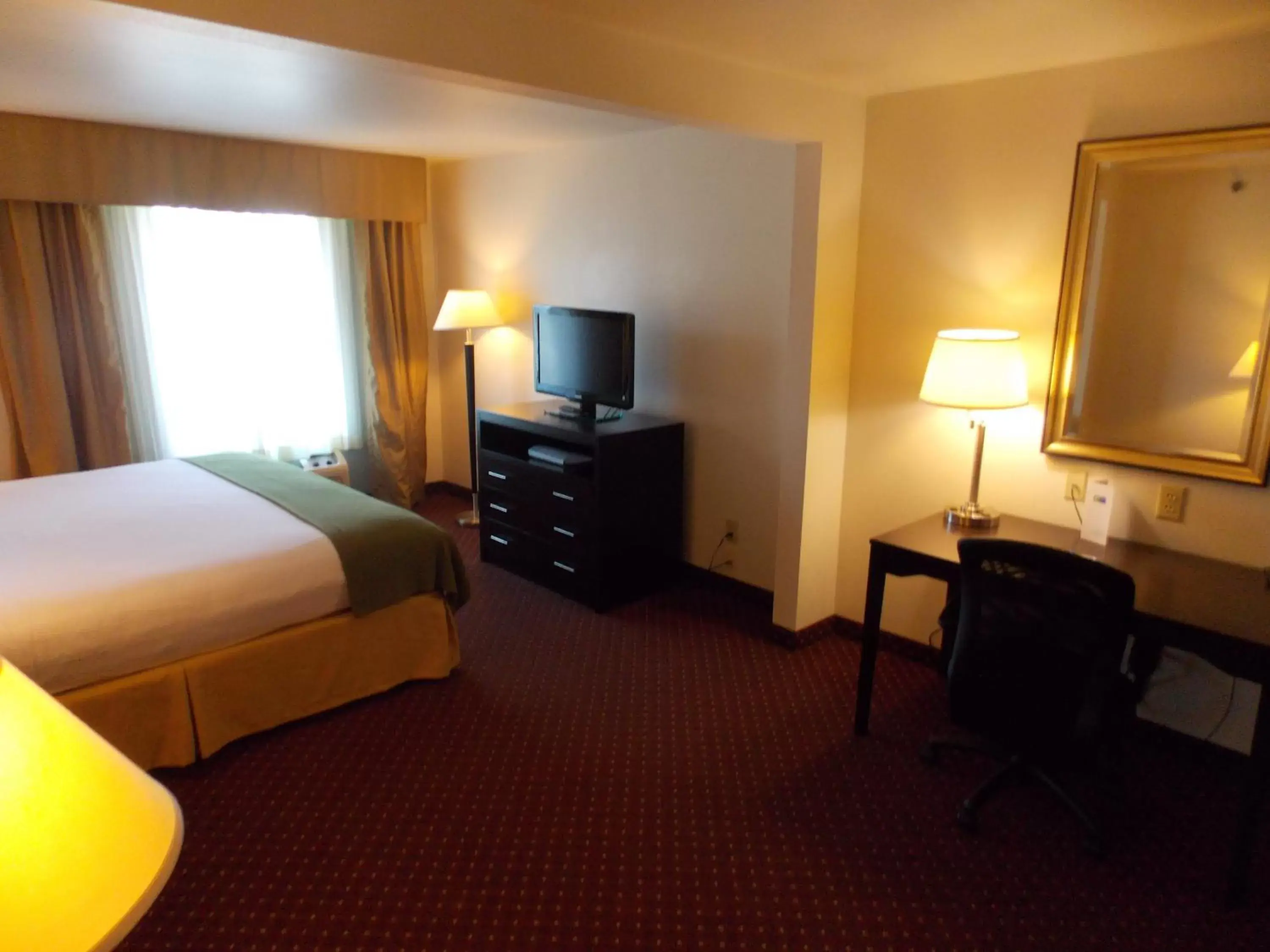 Bed, TV/Entertainment Center in Holiday Inn Express Syracuse-Fairgrounds, an IHG Hotel
