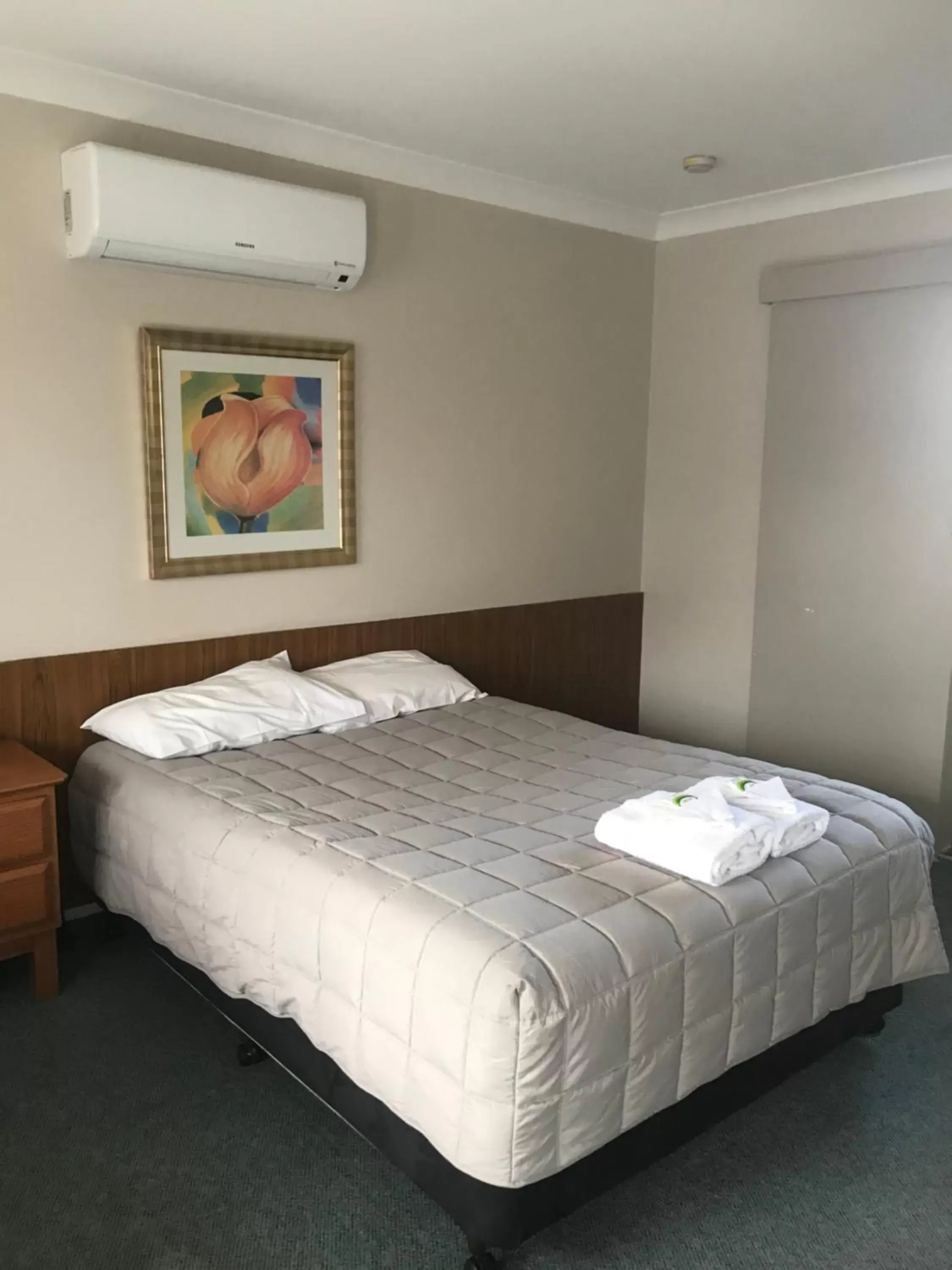 Bed in Kootingal Landview Motel