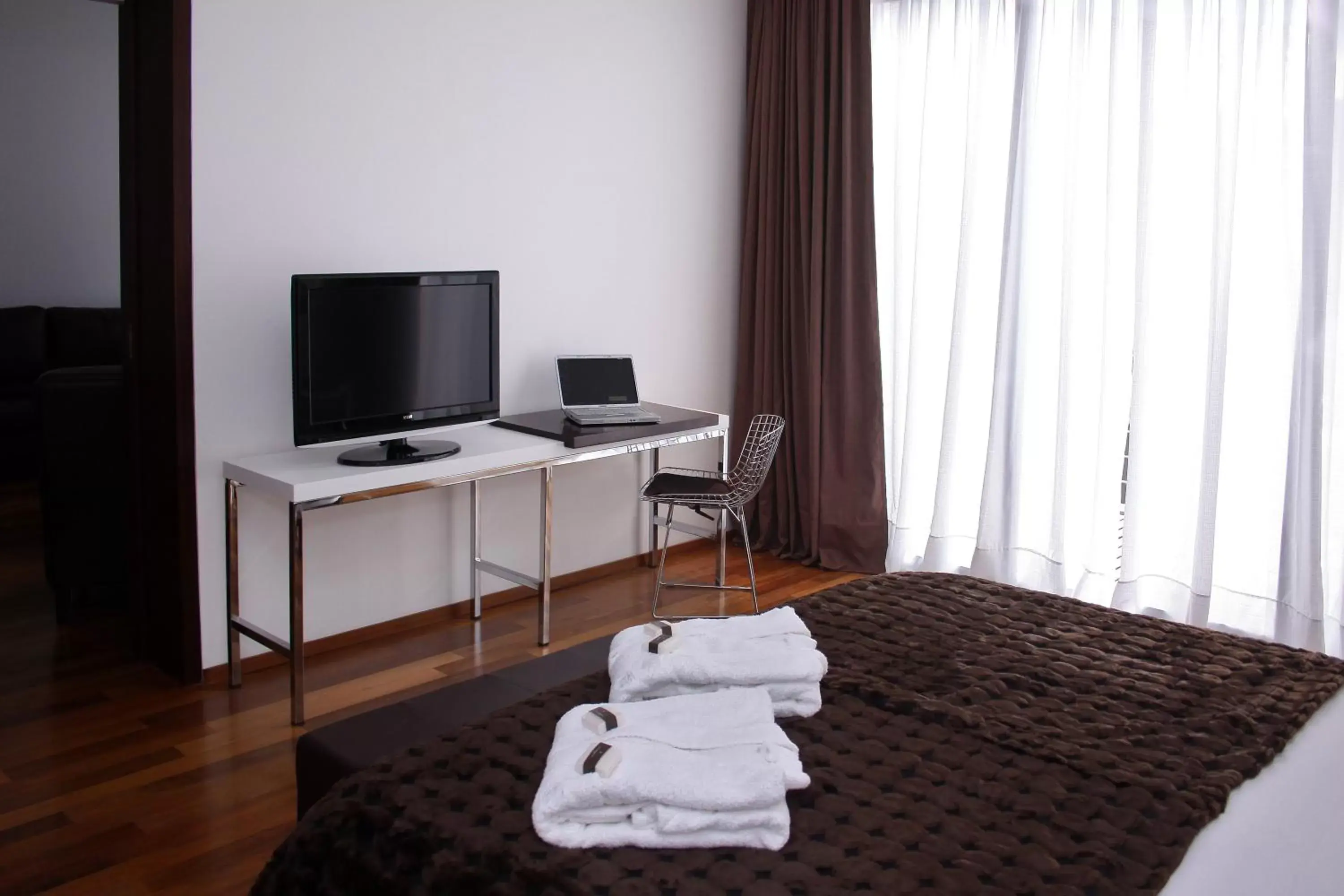 Bedroom, TV/Entertainment Center in San Isidro Plaza Hotel