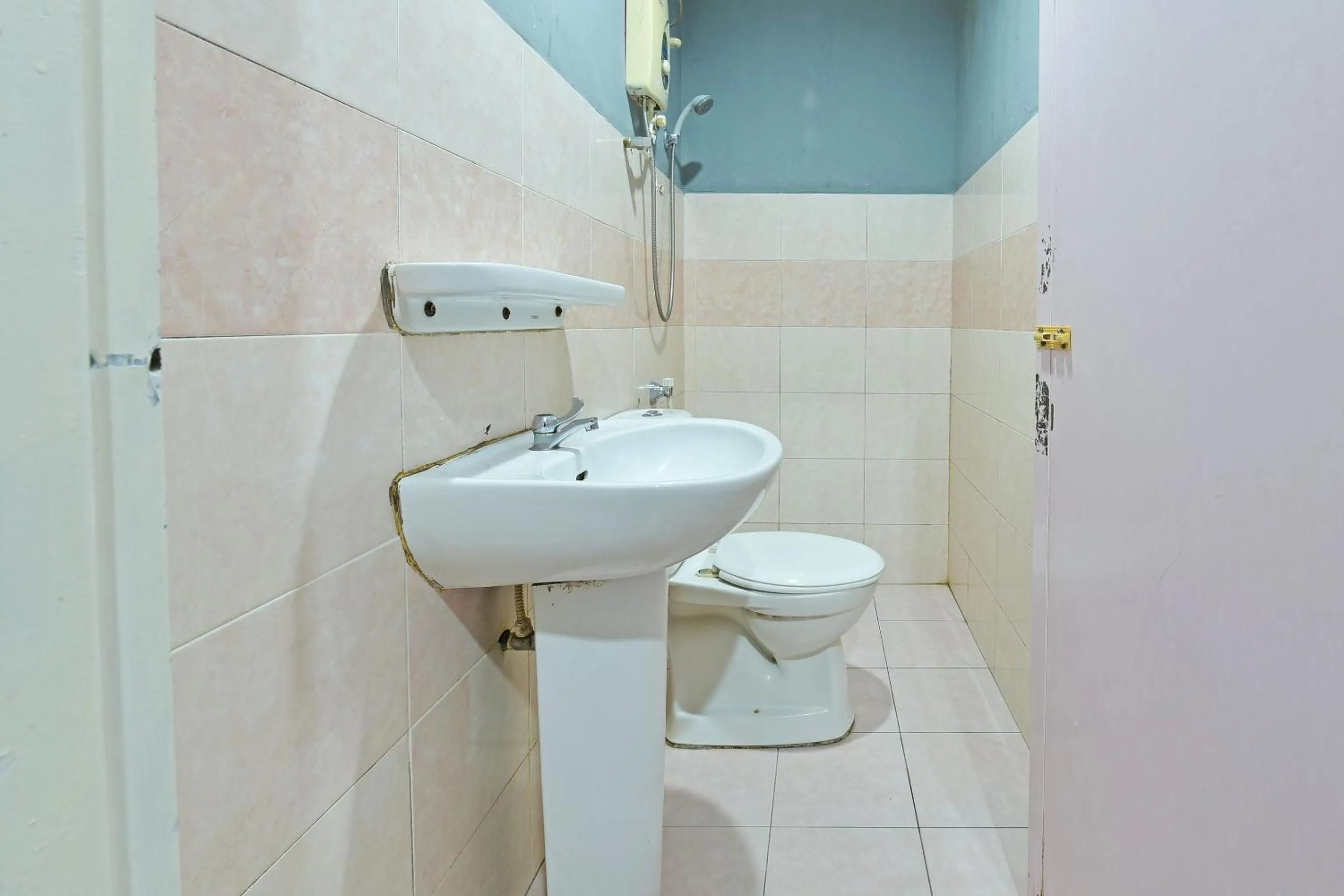 Bathroom in OYO 90846 Hotel Akasia