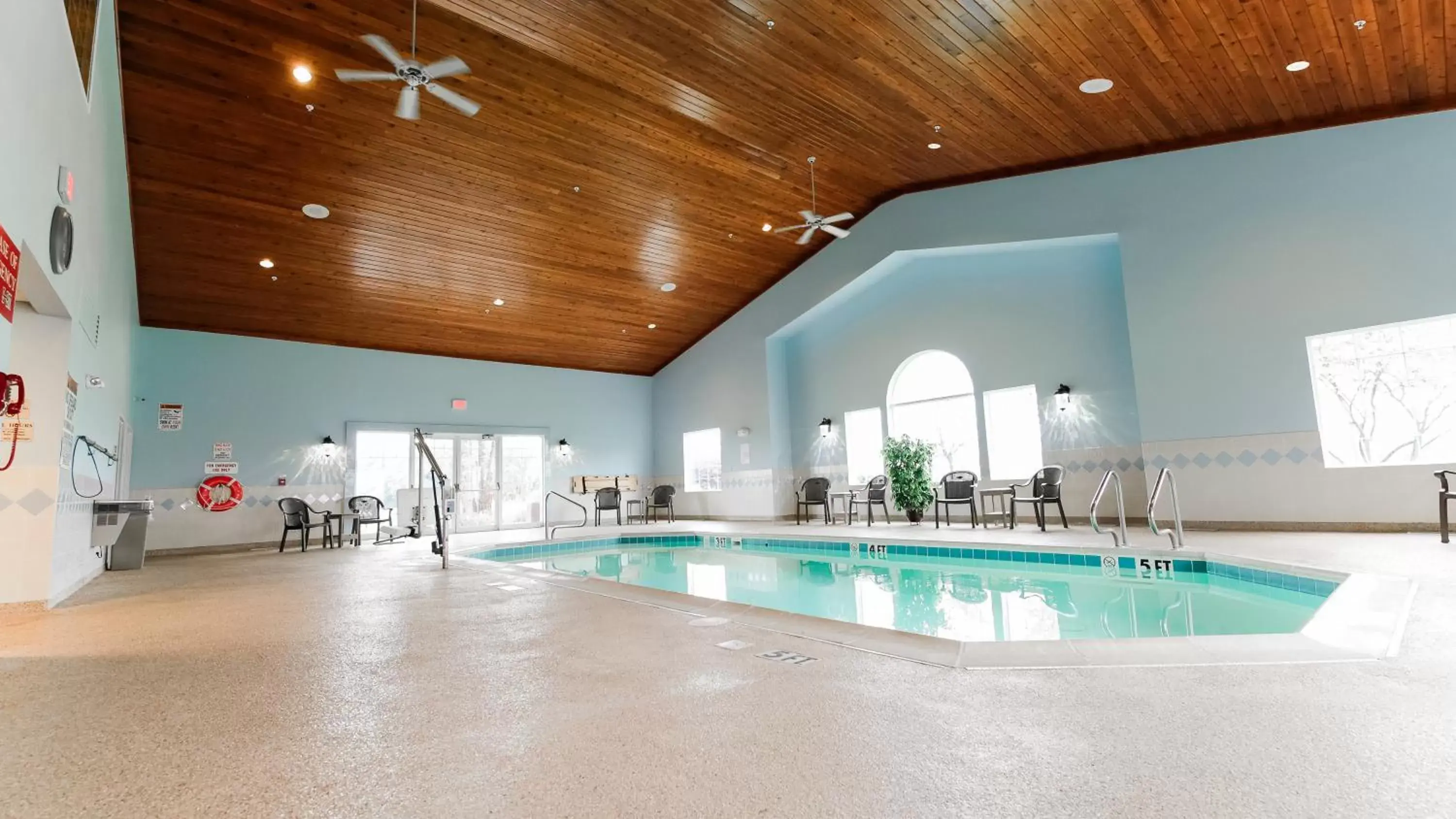 Swimming Pool in Van Buren Hotel