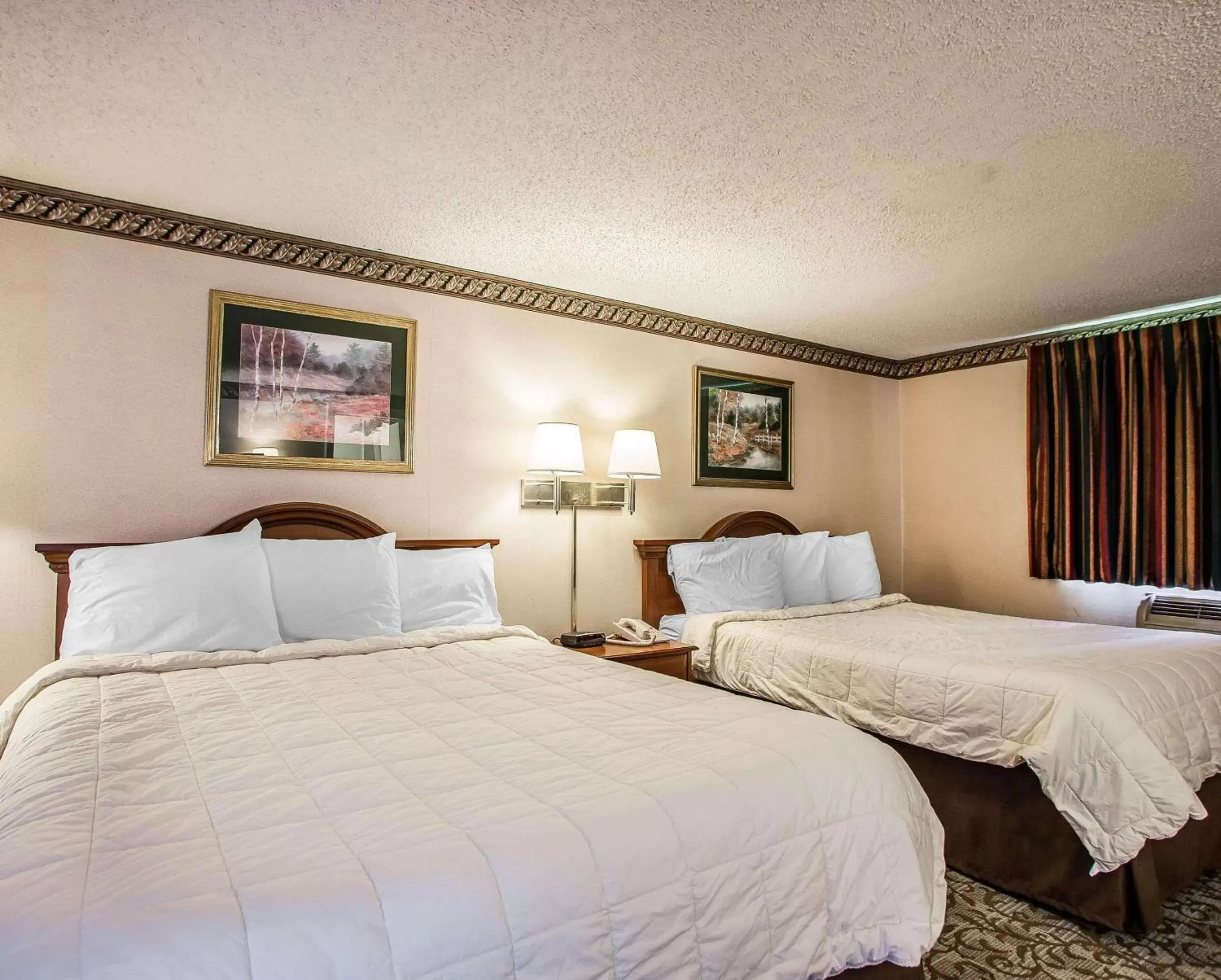 Photo of the whole room, Bed in Econo Lodge Photo of the whole room, Bed in Econo Lodge