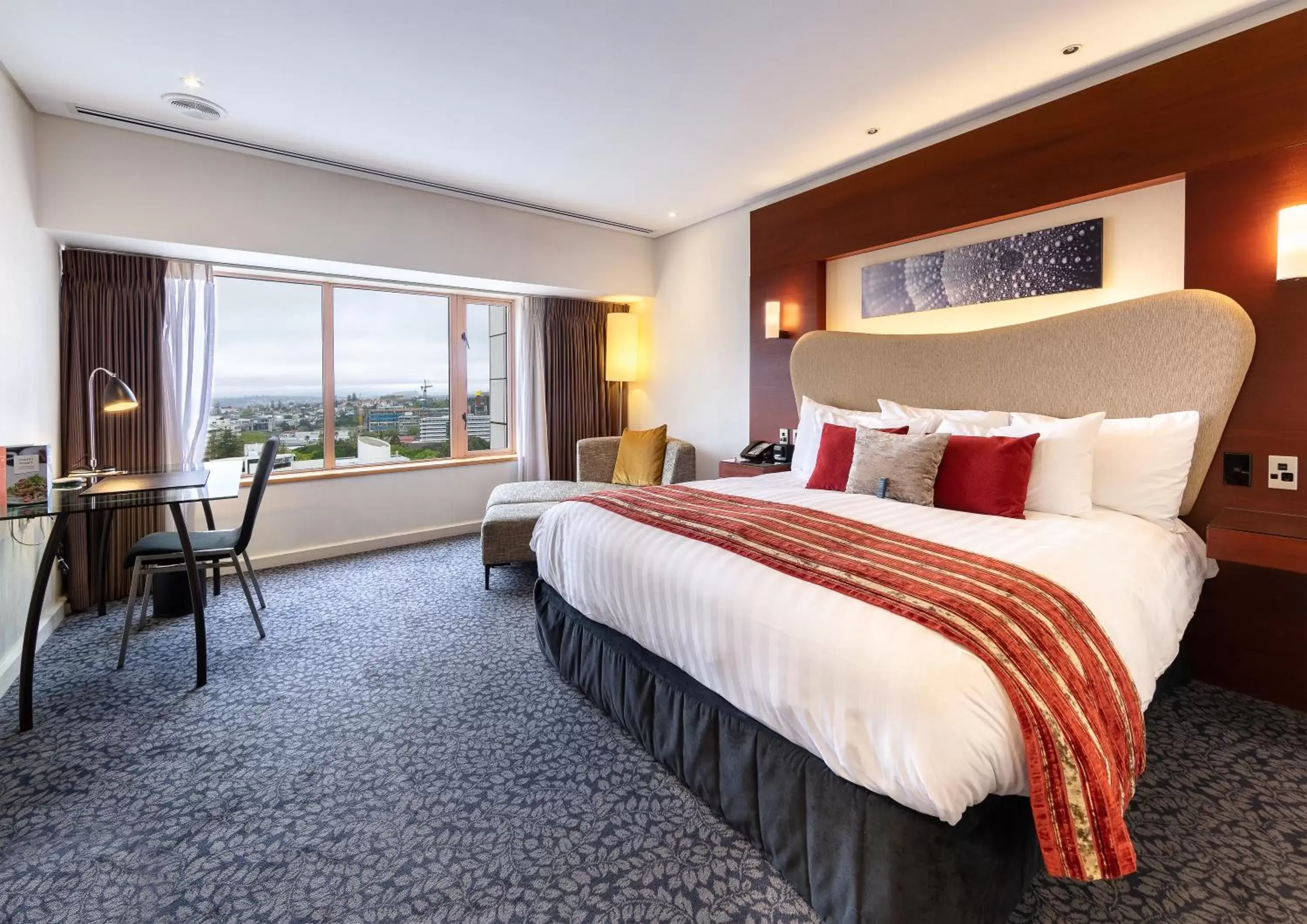 Photo of the whole room, Bed in Crowne Plaza Auckland by IHG Photo of the whole room, Bed in Crowne Plaza Auckland by IHG