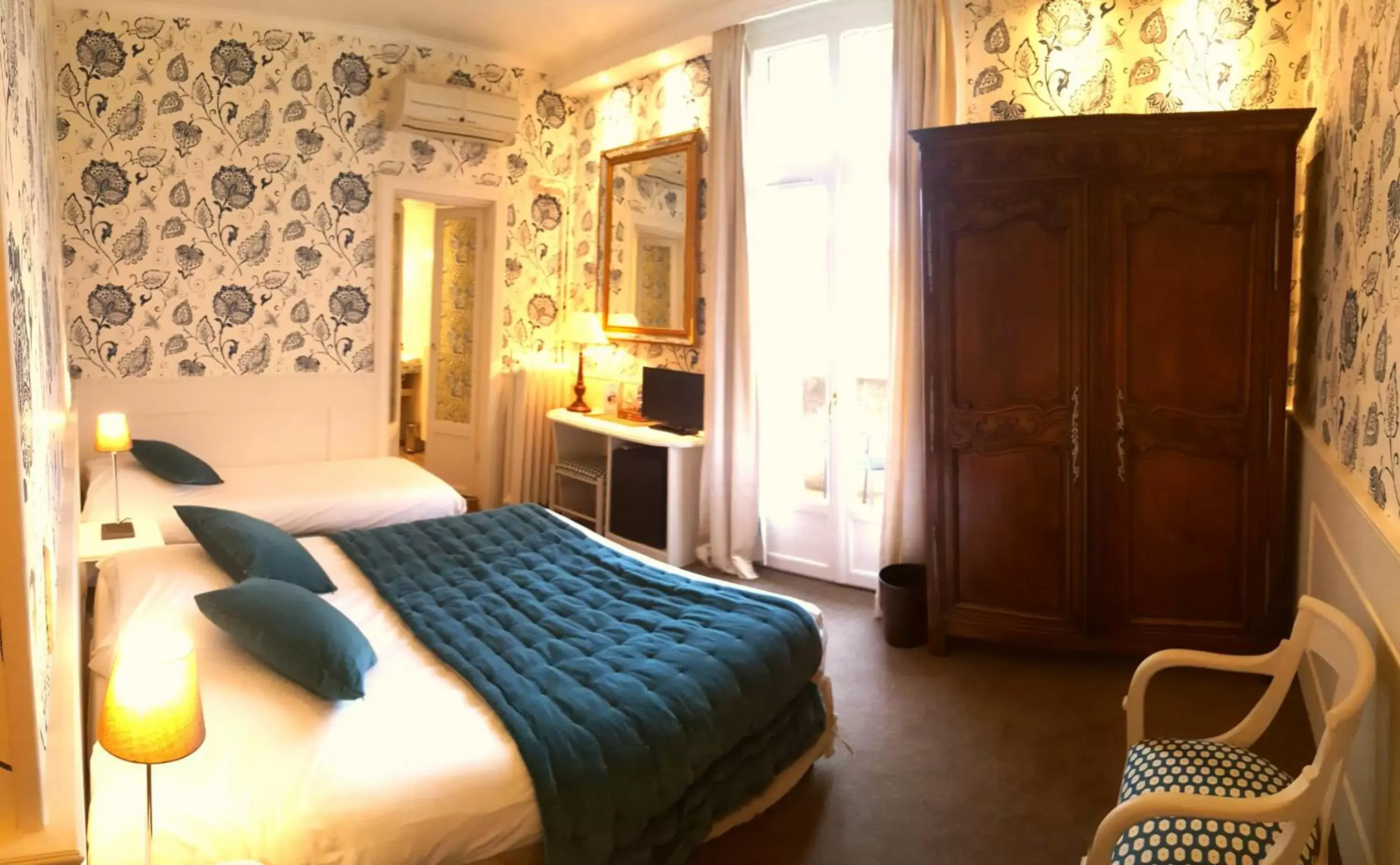 Photo of the whole room, Bed in Hôtel du Parc