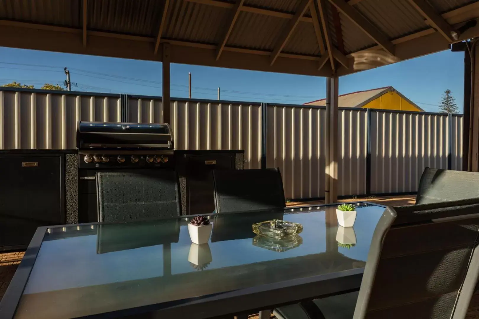 BBQ facilities, Restaurant/Places to Eat in Sails Geraldton Accommodation