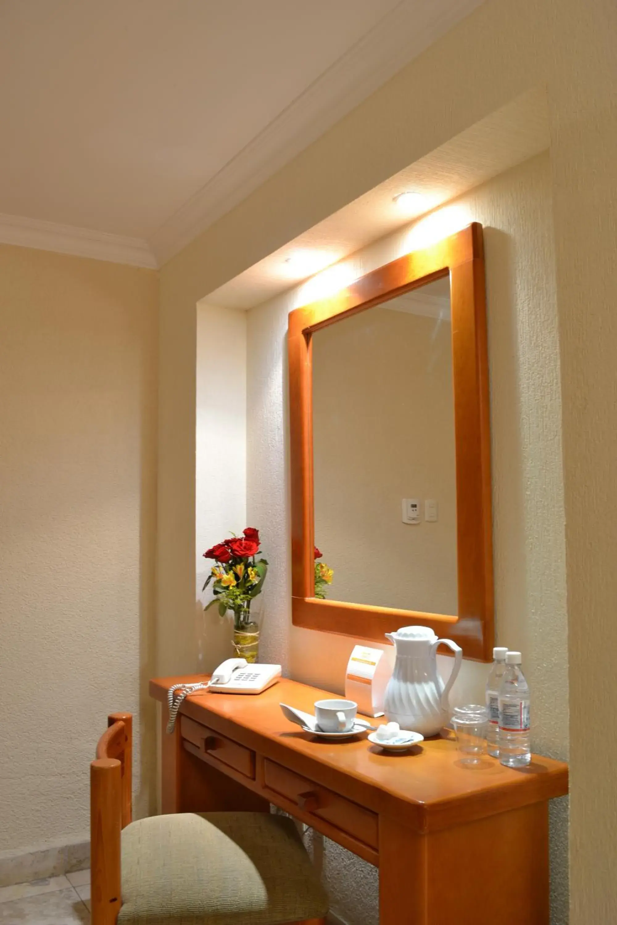 Seating area, Bathroom in La Posada Hotel y Suites