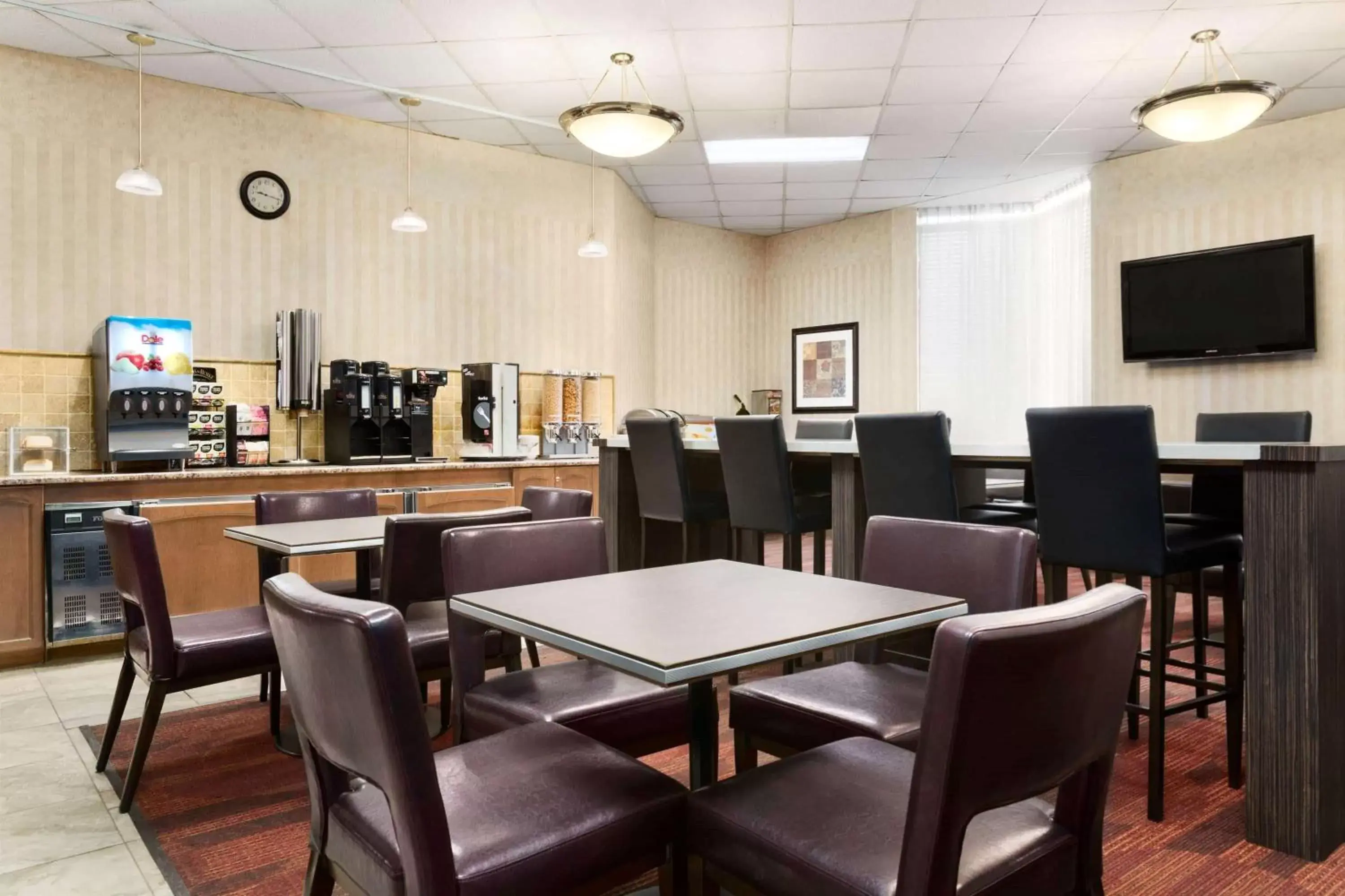 Restaurant/Places to Eat in Travelodge by Wyndham Lloydminster