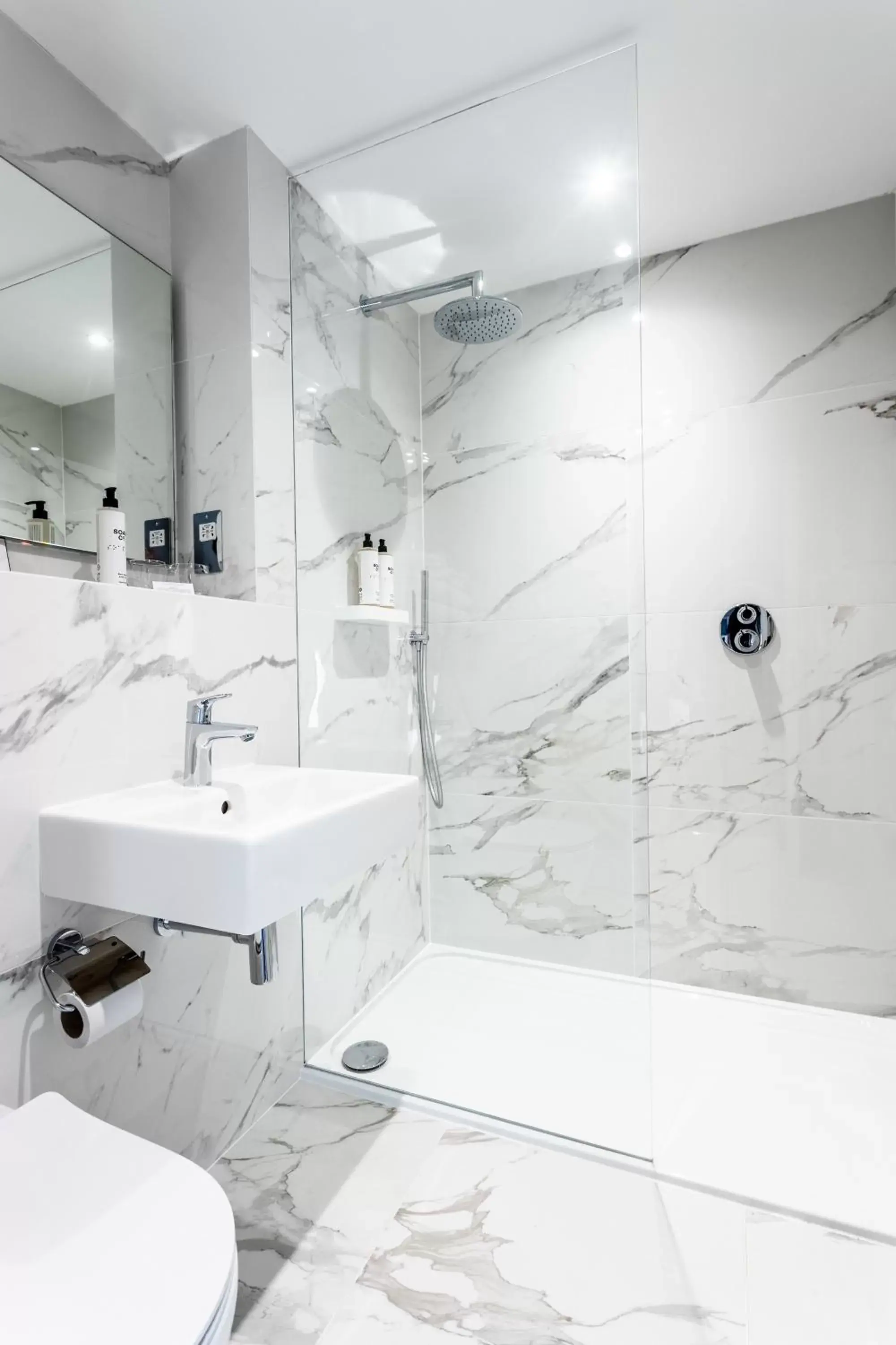 Shower, Bathroom in Palm Court Hotel