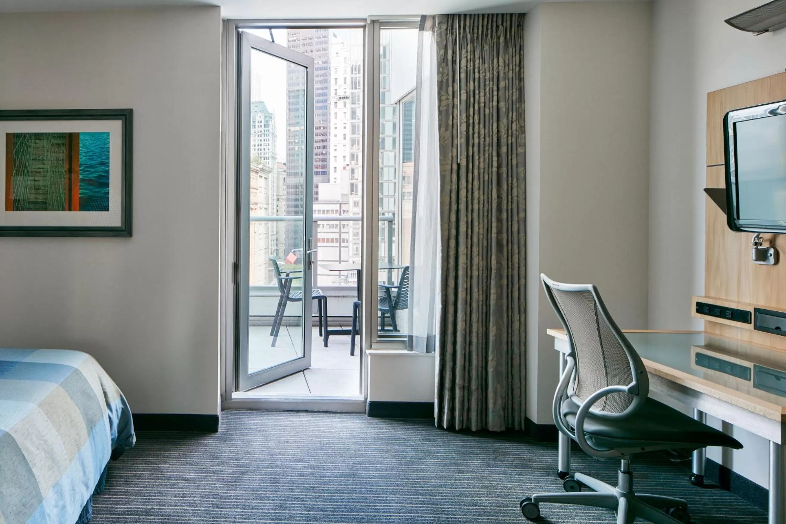 Balcony/Terrace, Bed in World Center Hotel