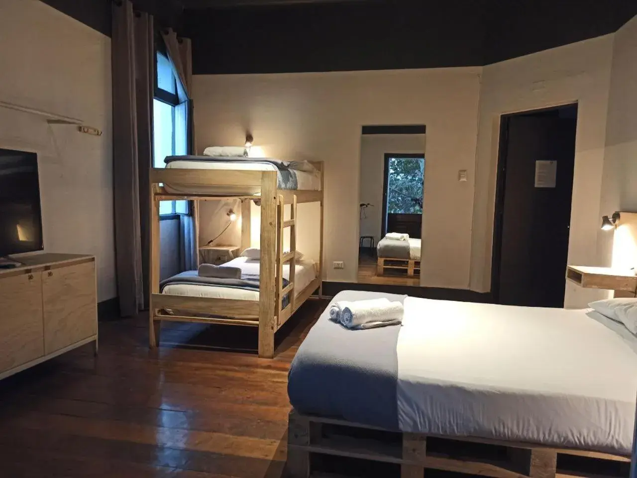 Bed, Bunk Bed in Hostel Boutique Merced 88