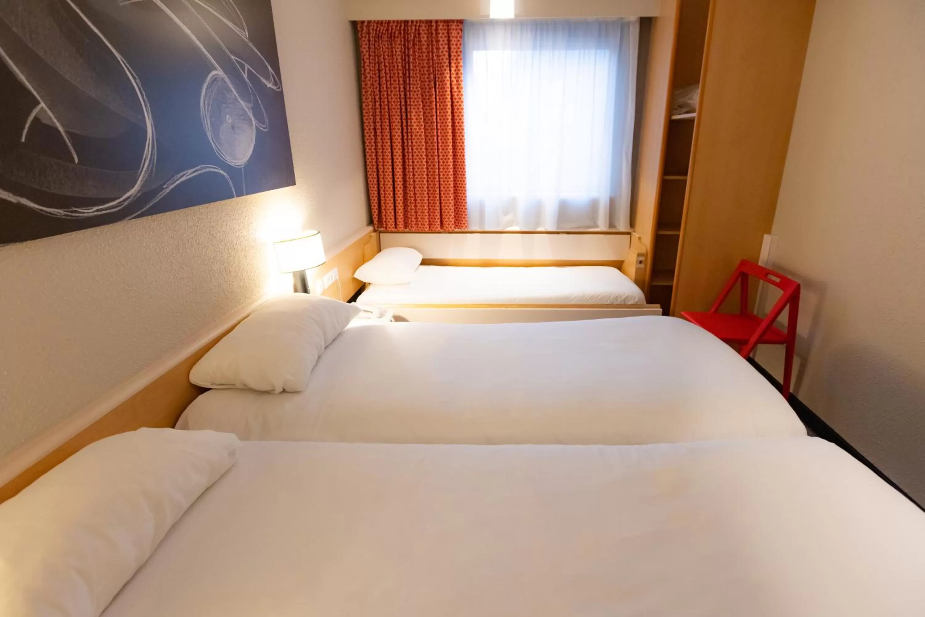 Photo of the whole room, Bed in ibis Besançon Centre la City