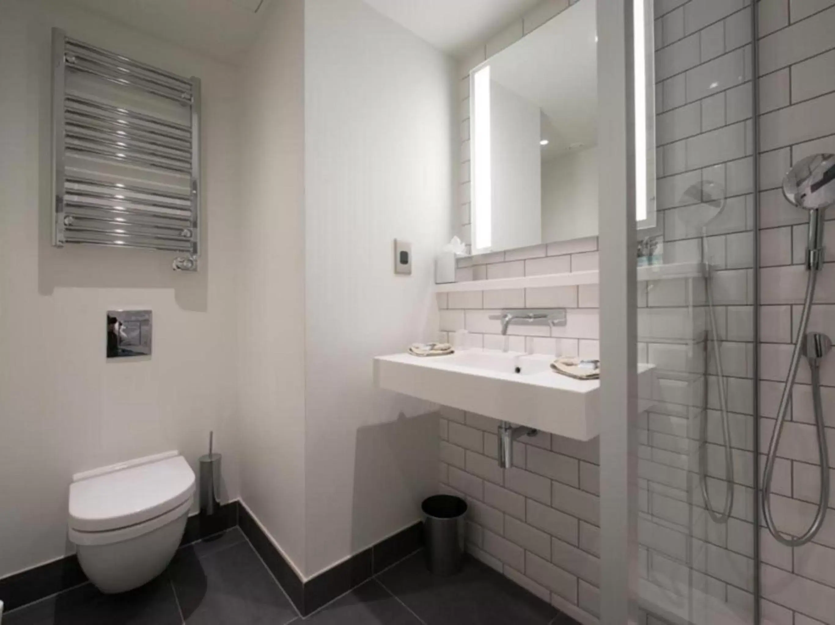 Shower, Bathroom in Mercure London Bridge