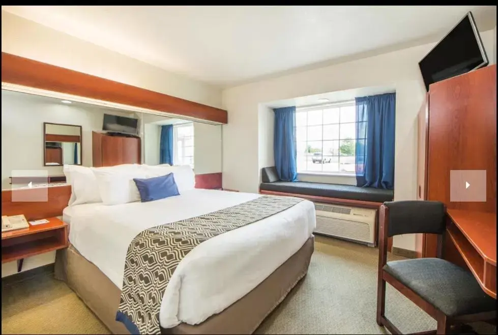 Photo of the whole room, Bed in Microtel Inn and Suites By Wyndham Miami OK