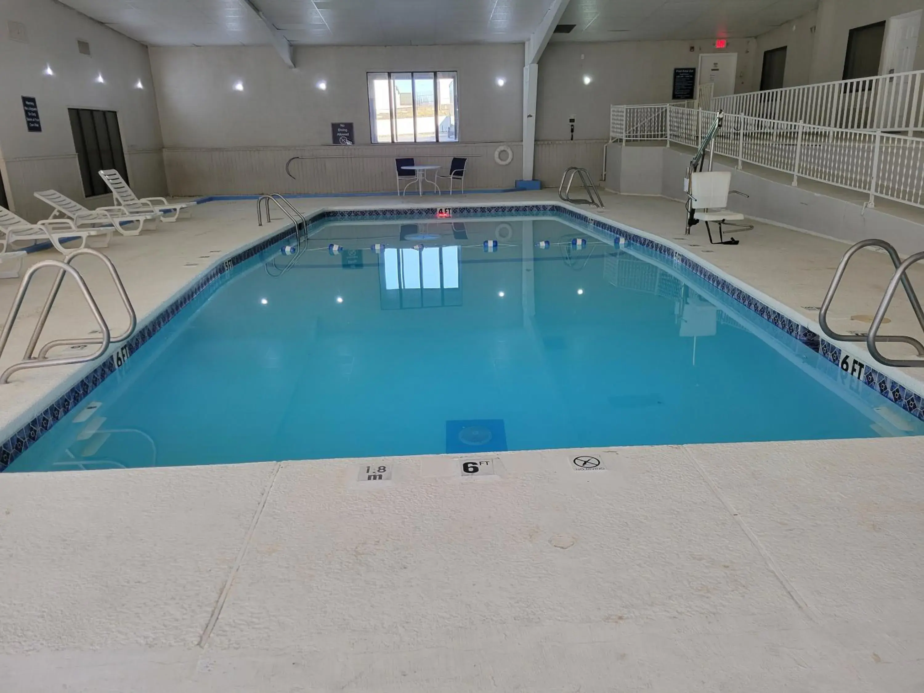 Swimming Pool in Motel 6 - Bartlesville, OK