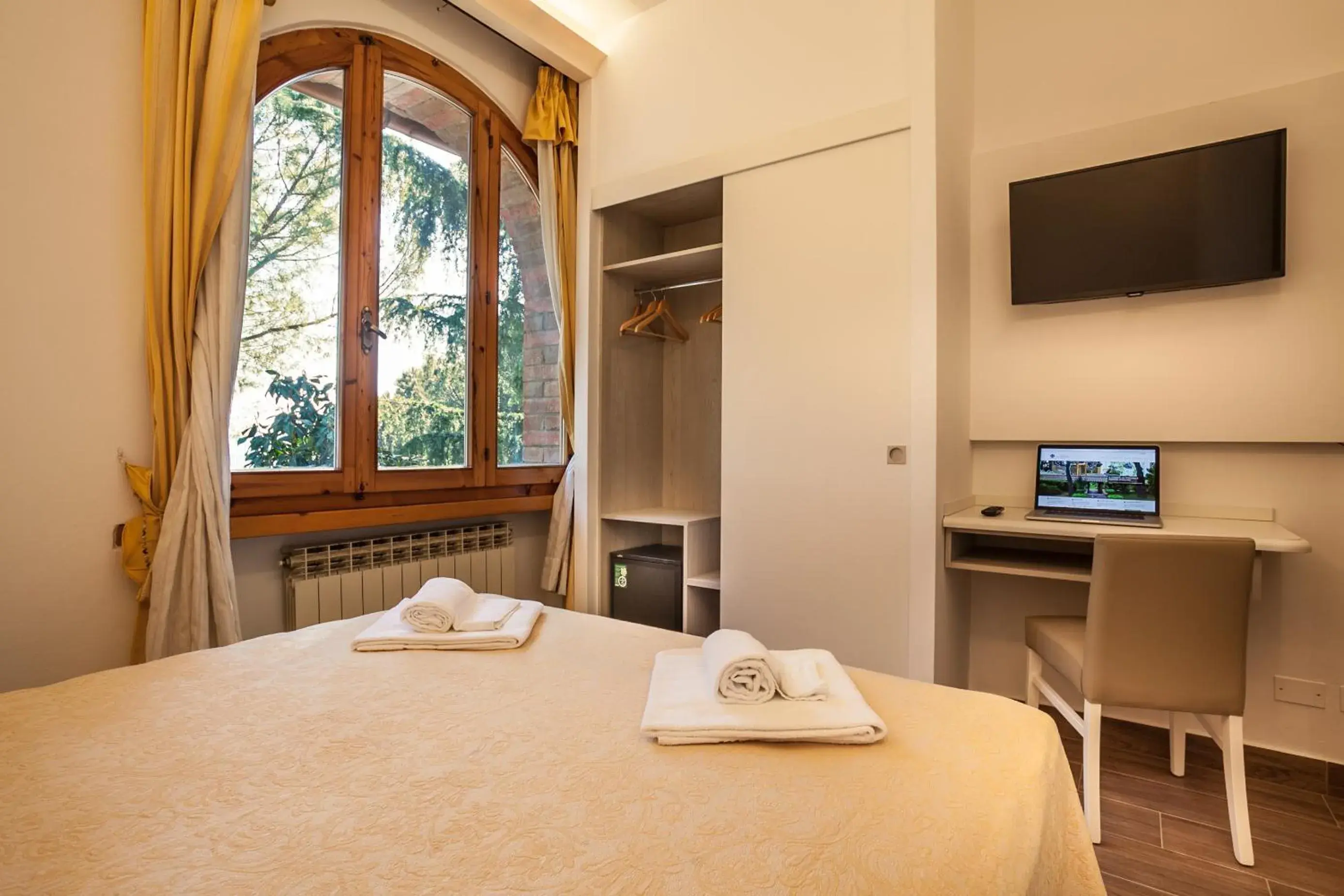 Spring, Bed in Hotel Villa San Giorgio