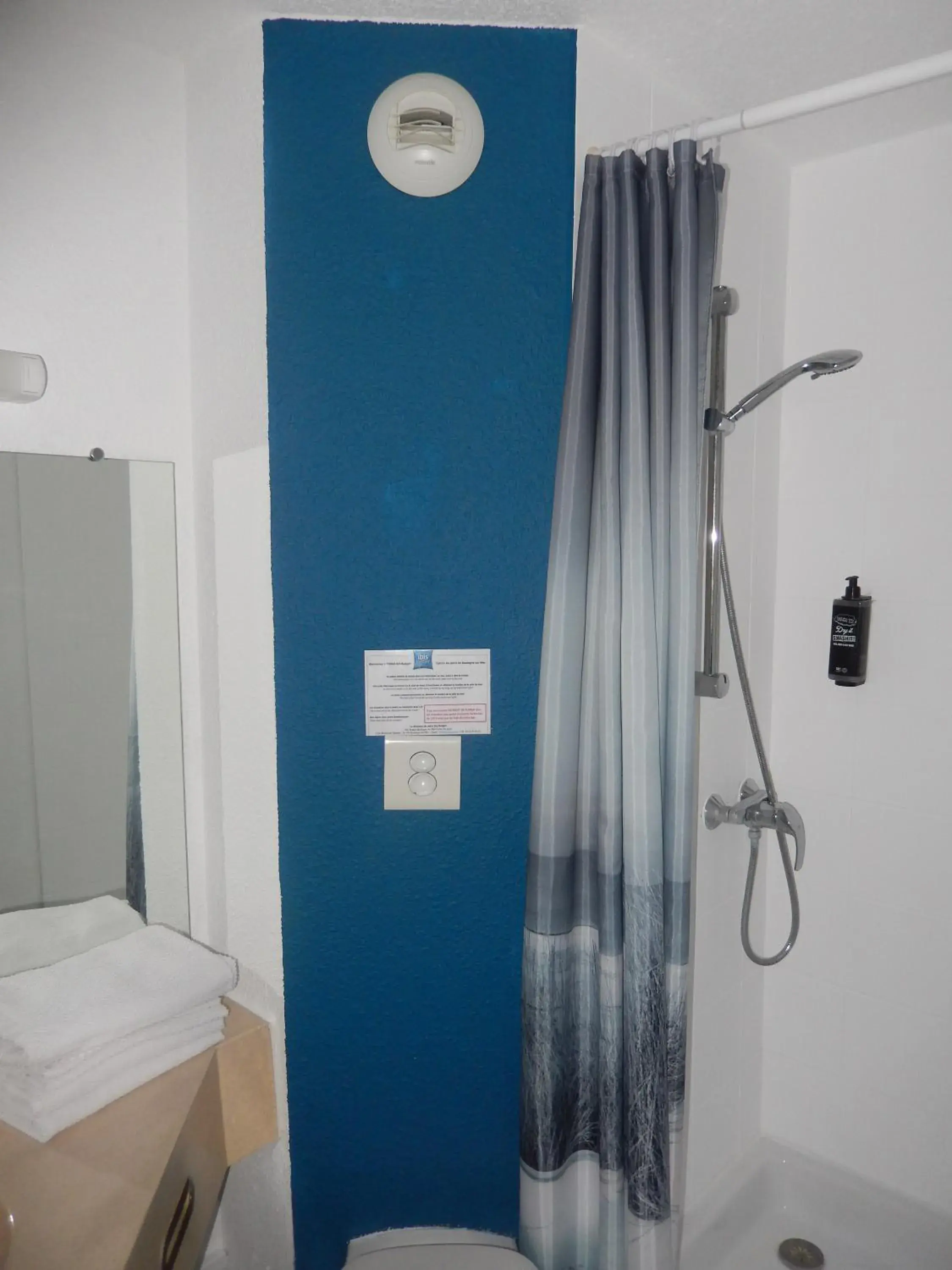 Shower, Bathroom in ibis Budget Boulogne Sur Mer Centre les Ports