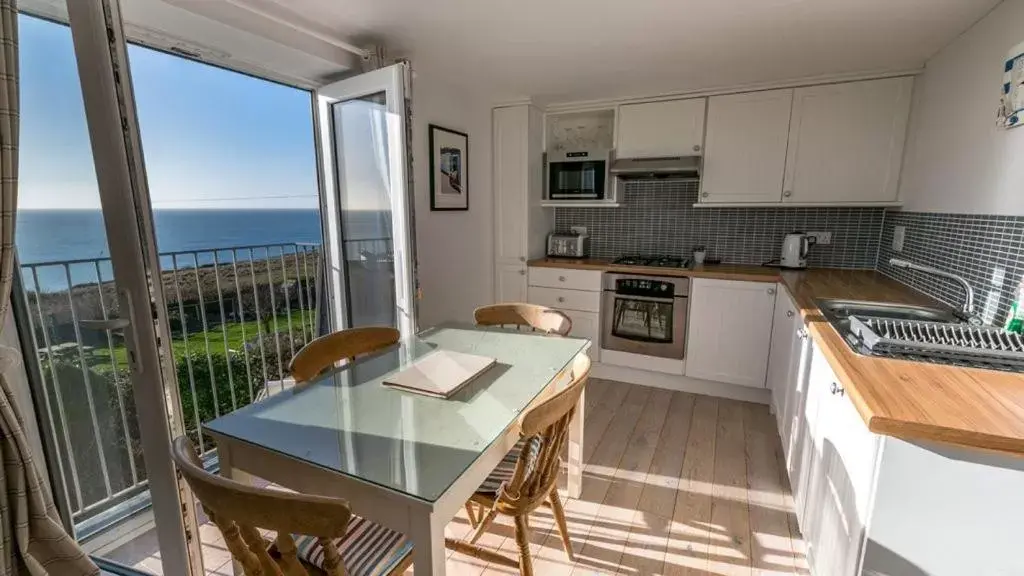 Natural landscape, Kitchen/Kitchenette in Chesil Beach Lodge