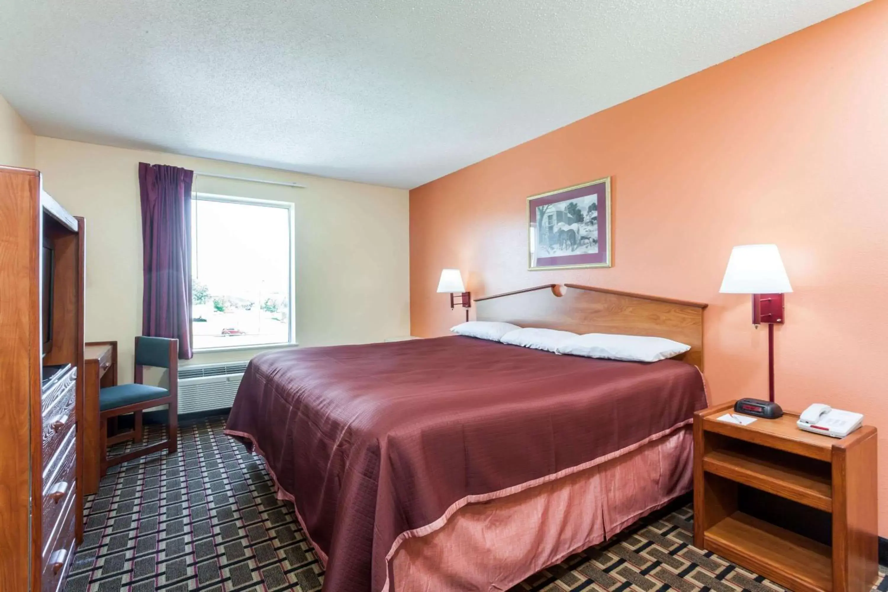 Photo of the whole room, Bed in Howard Johnson by Wyndham Airport