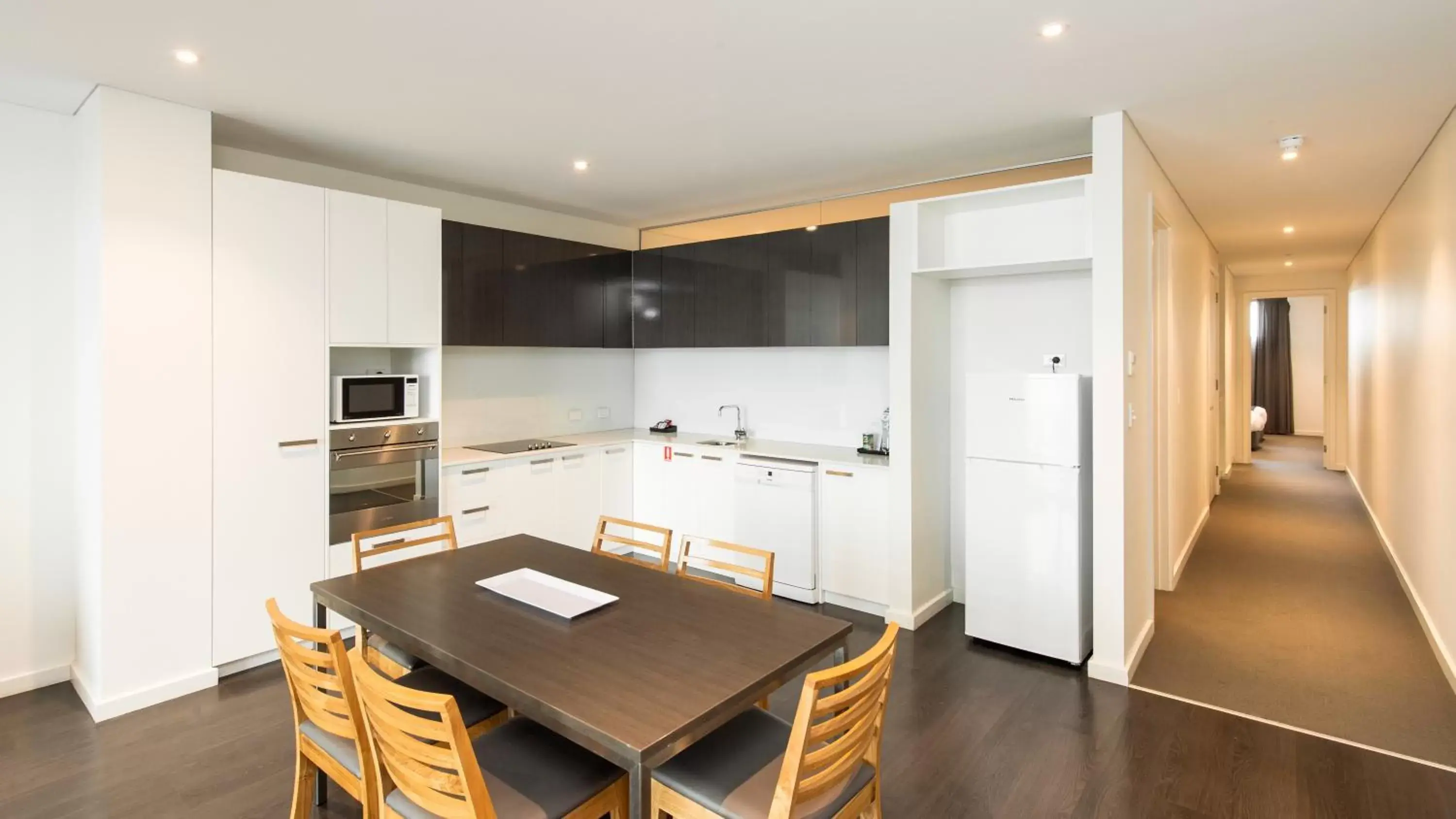 Coffee/tea facilities, Dining Area in Mawson Lakes Hotel