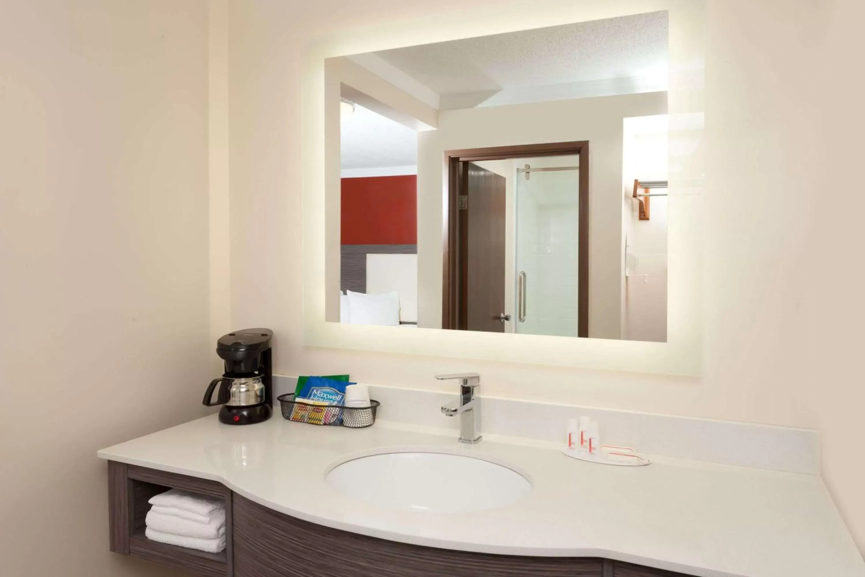 Bathroom in Baymont by Wyndham Chicago/Alsip