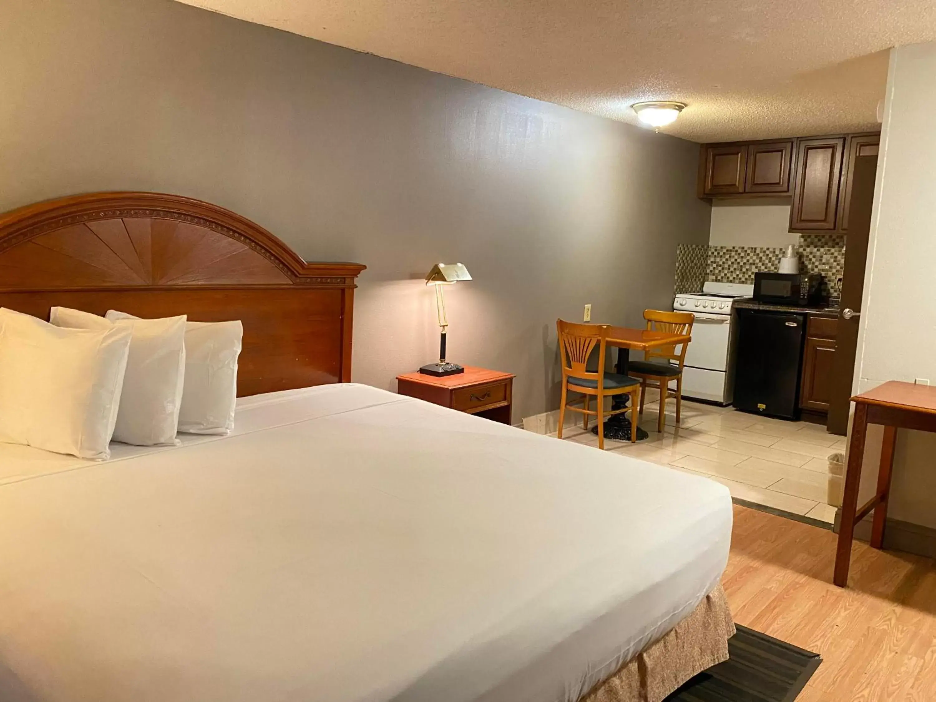 Kitchen or kitchenette, Bed in Travelodge by Wyndham Laurel Ft Meade Near NSA Kitchen or kitchenette, Bed in Travelodge by Wyndham Laurel Ft Meade Near NSA
